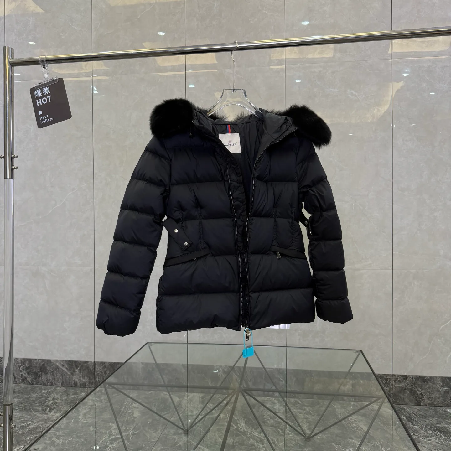 Women's Jackets And Down Jackets MONCLER 17949910