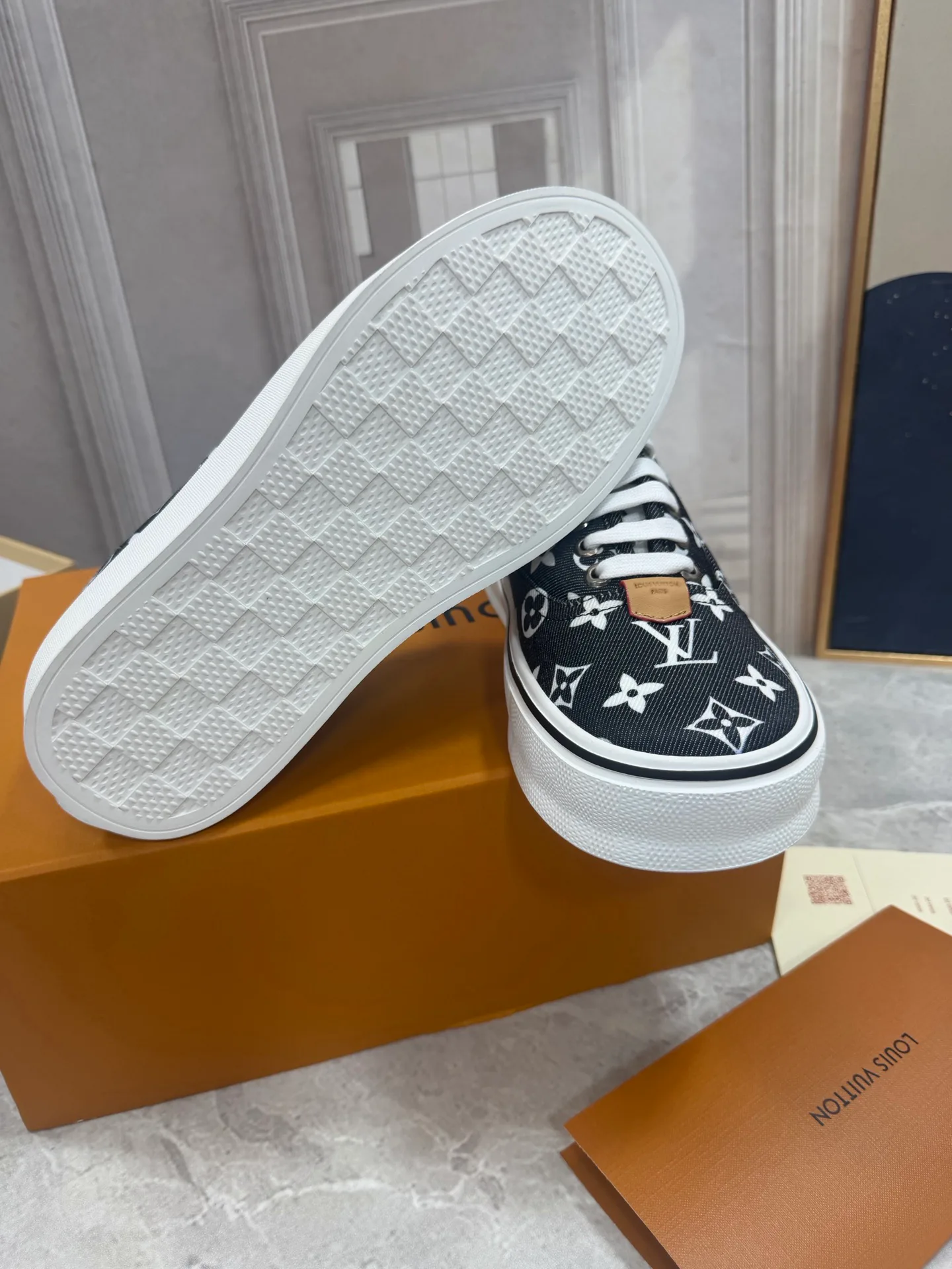 Men's Sneakers LOUIS VUITTON 18190076