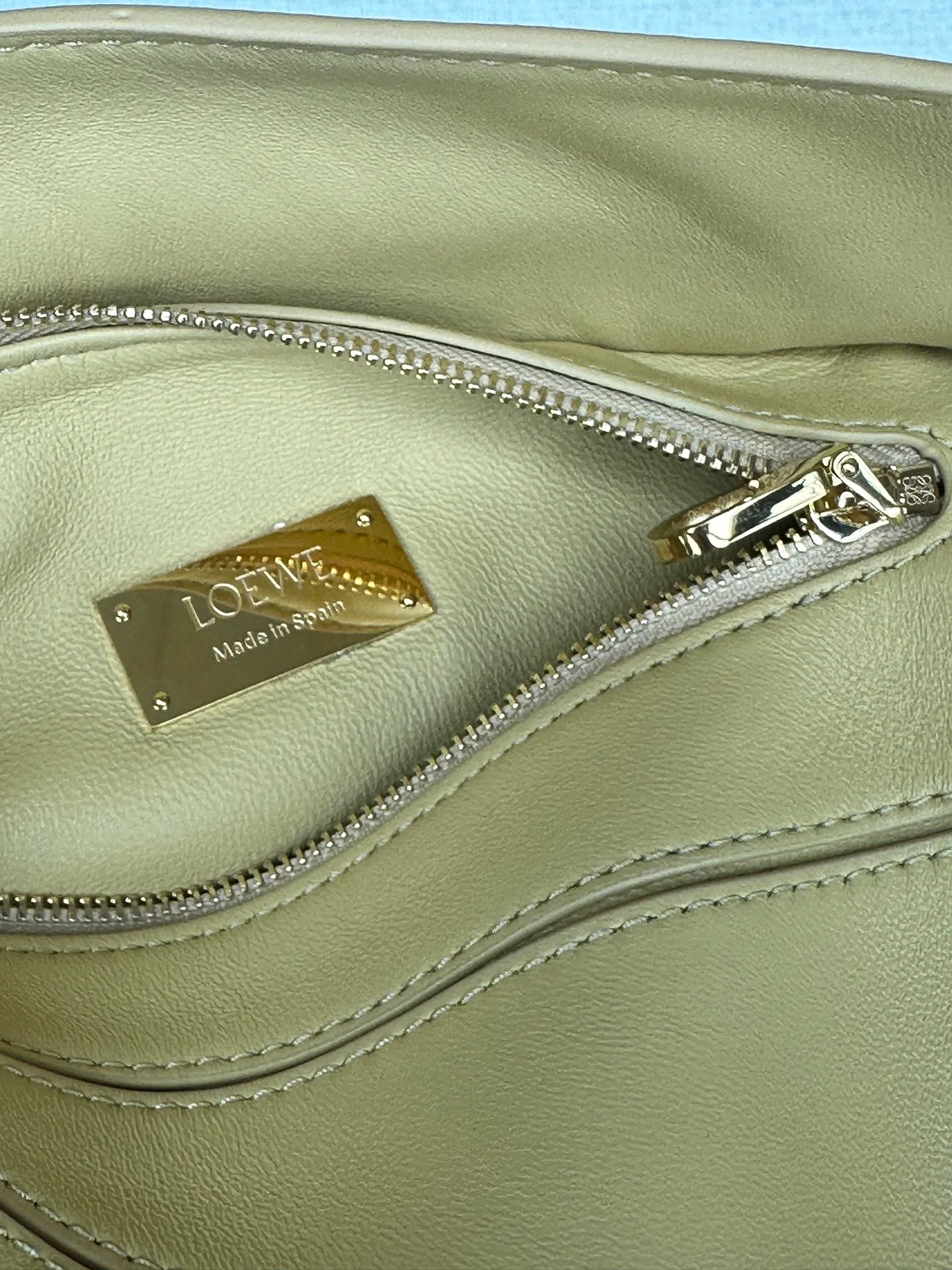 Women's Classic Handbags LOEWE 16839130