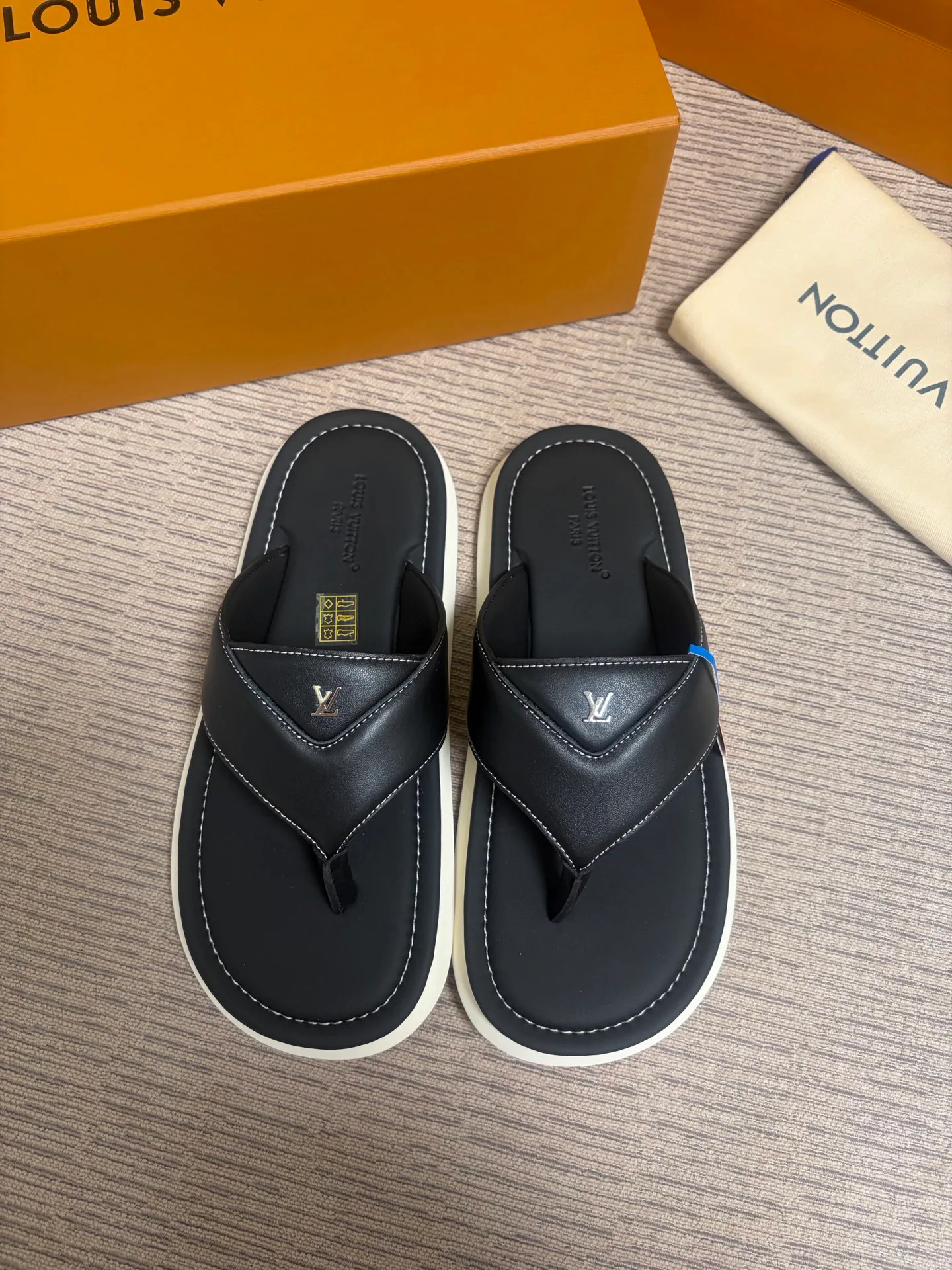 Men's Flip-Flops LOUIS VUITTON 17530571
