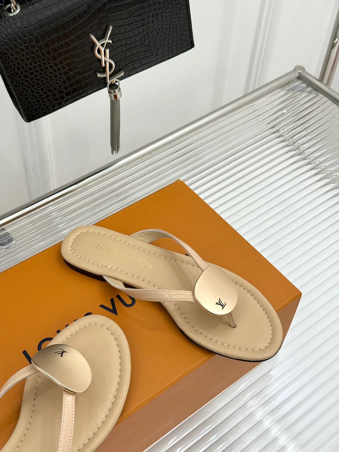 Women's Flip-Flops LOUIS VUITTON 17596995