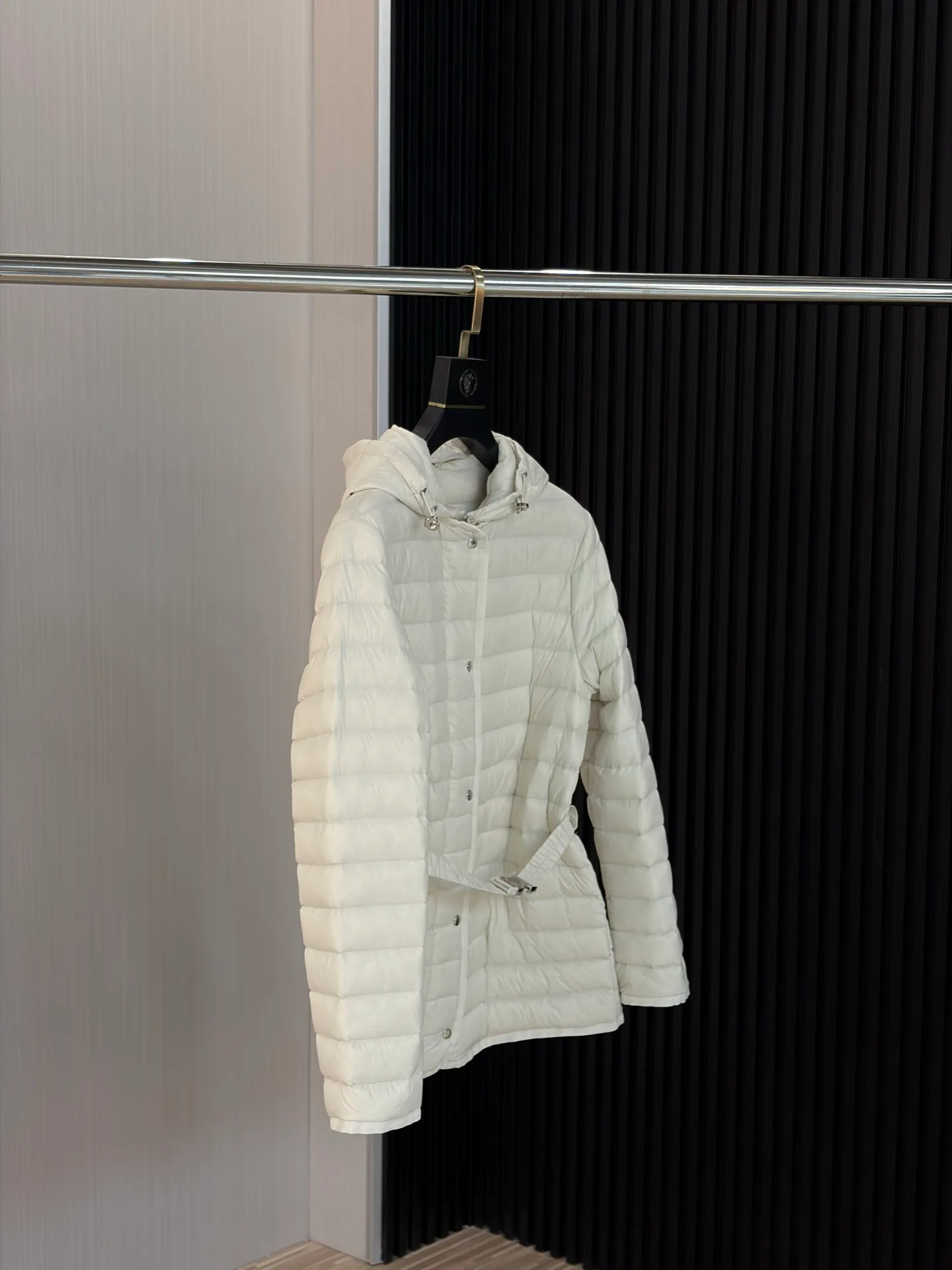 Women's Jackets And Down Jackets MONCLER 18529865