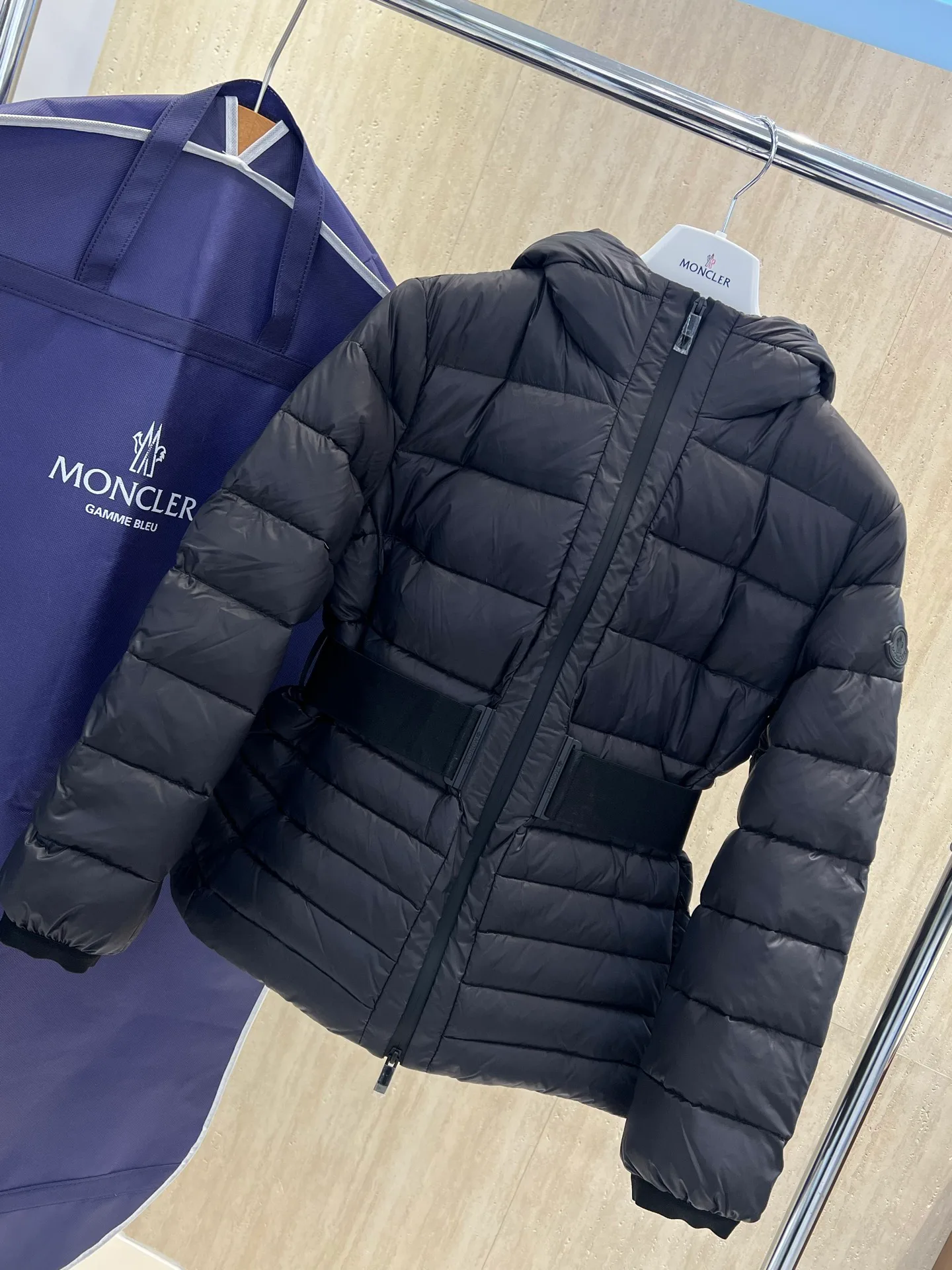 Women's Jackets And Down Jackets MONCLER 18302920
