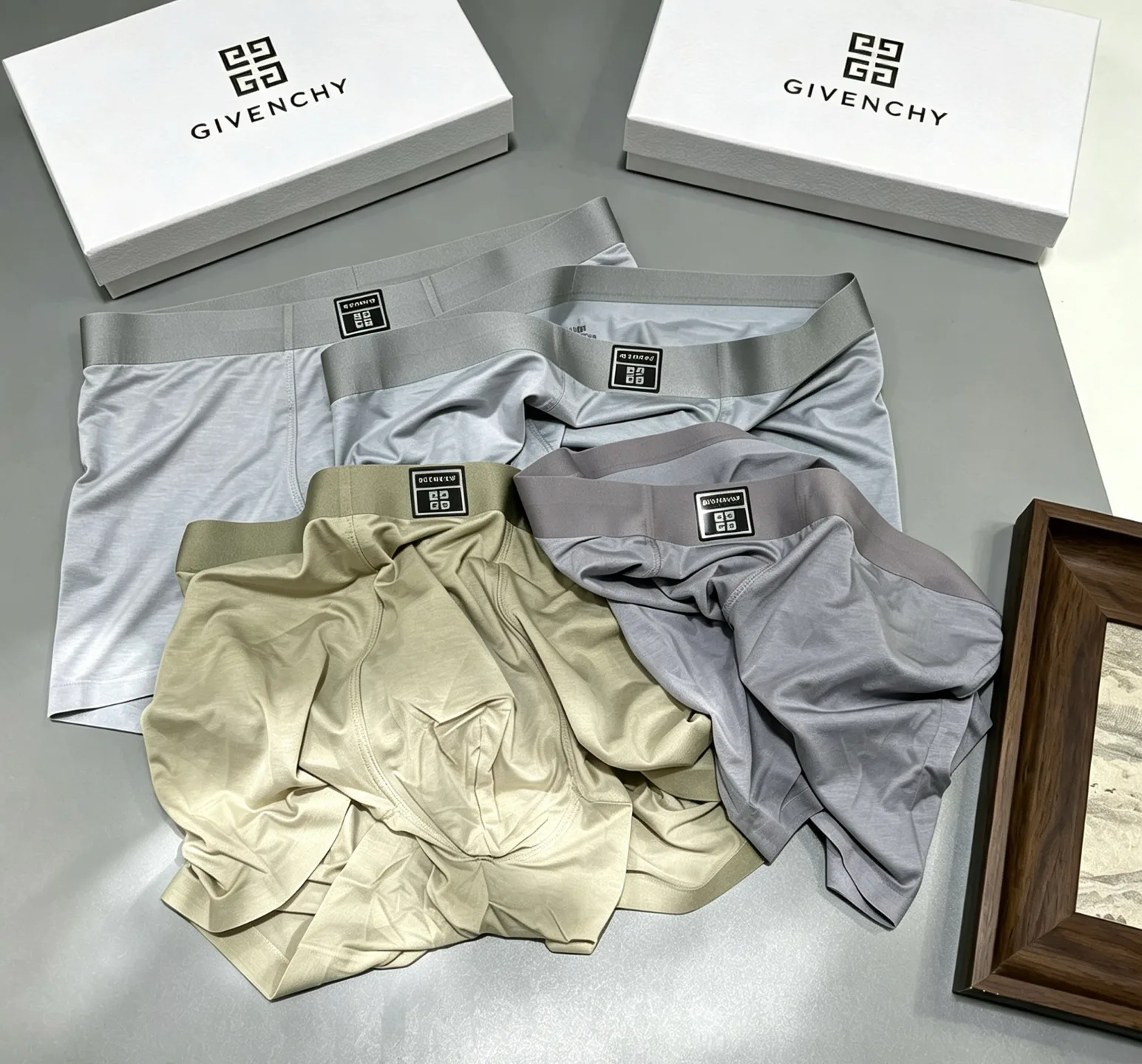 Men's Shorts GIVENCHY 18097536