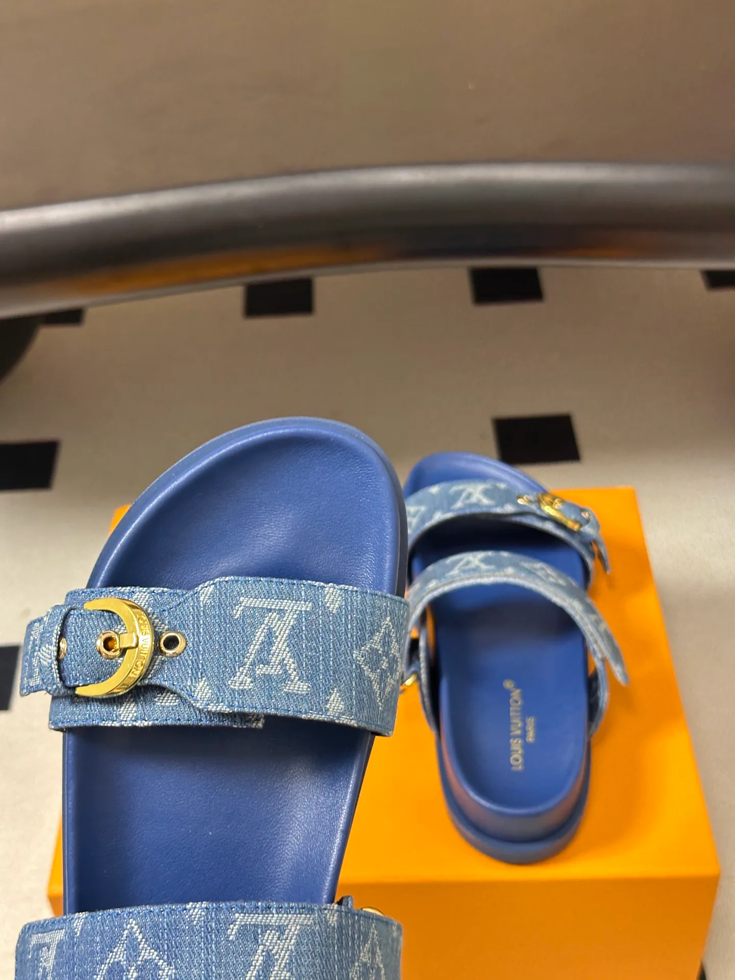 Women's Flip-Flops LOUIS VUITTON 18049597
