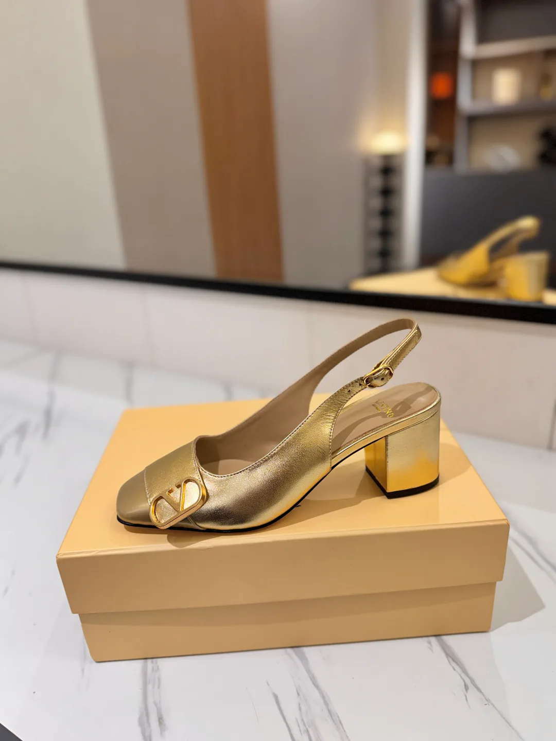 Women's Open-Toe Sandals VALENTINO 18134902