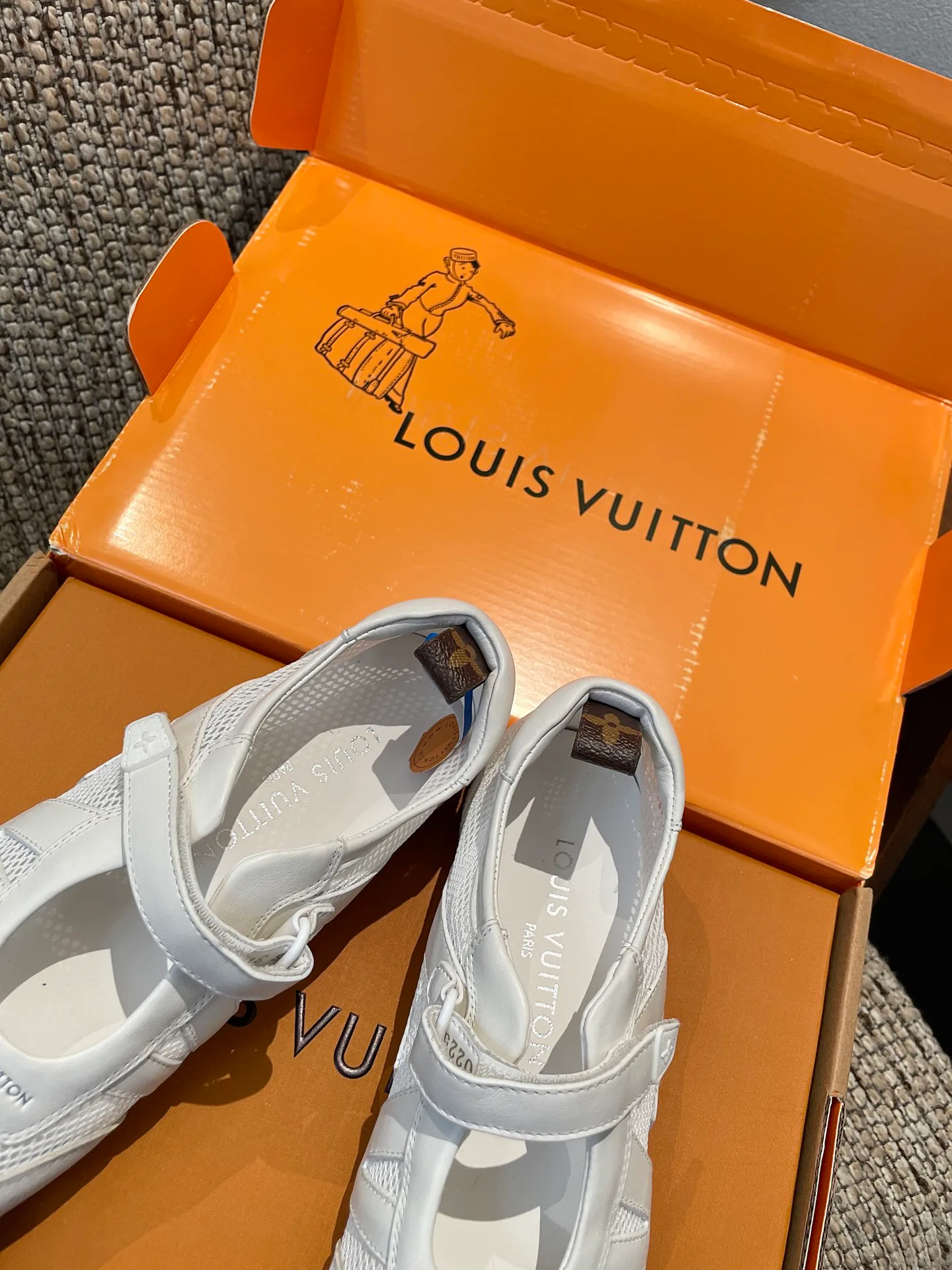 Women's Sneakers LOUIS VUITTON 18209169