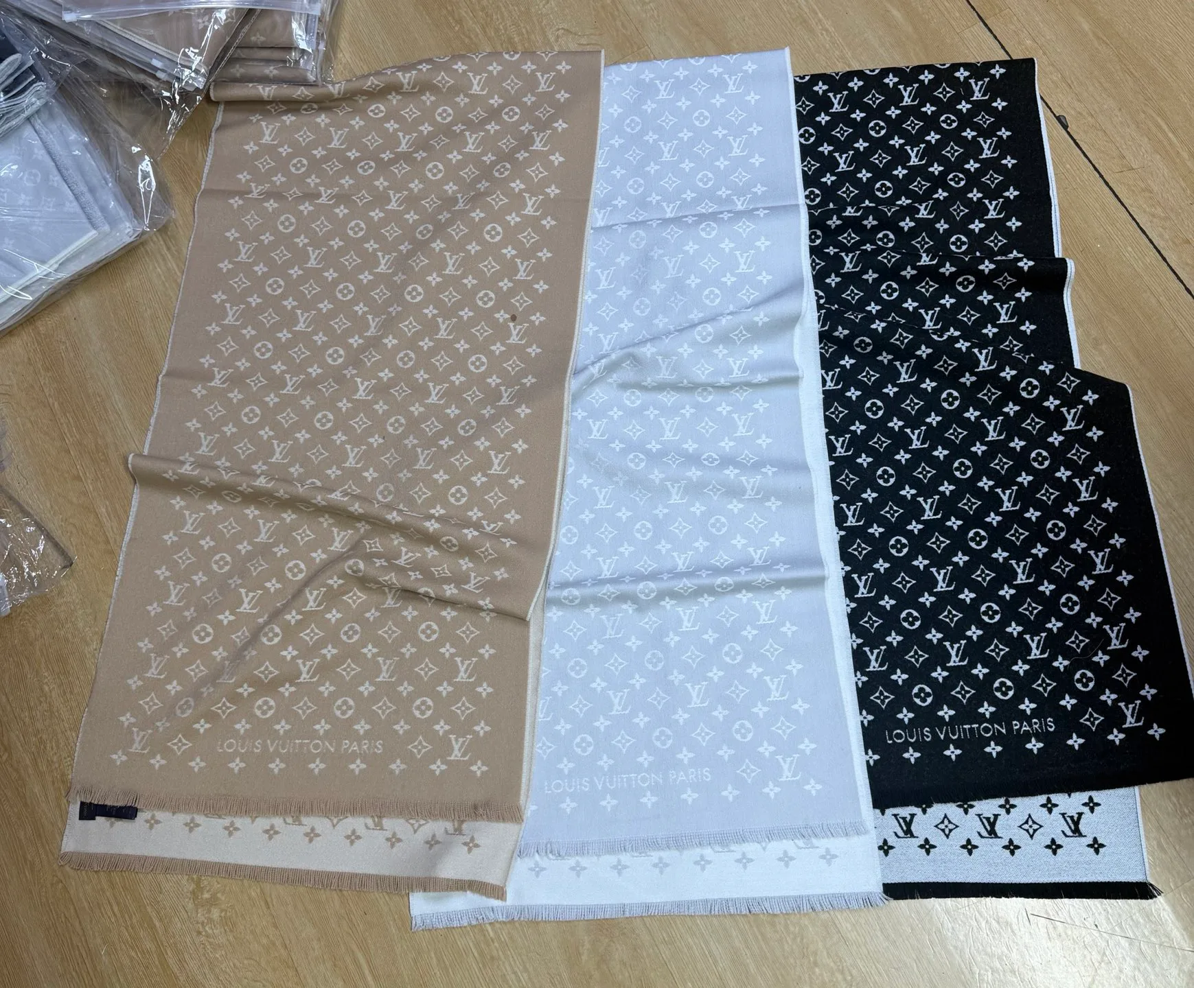 Scarves LOUIS VUITTON 18426914