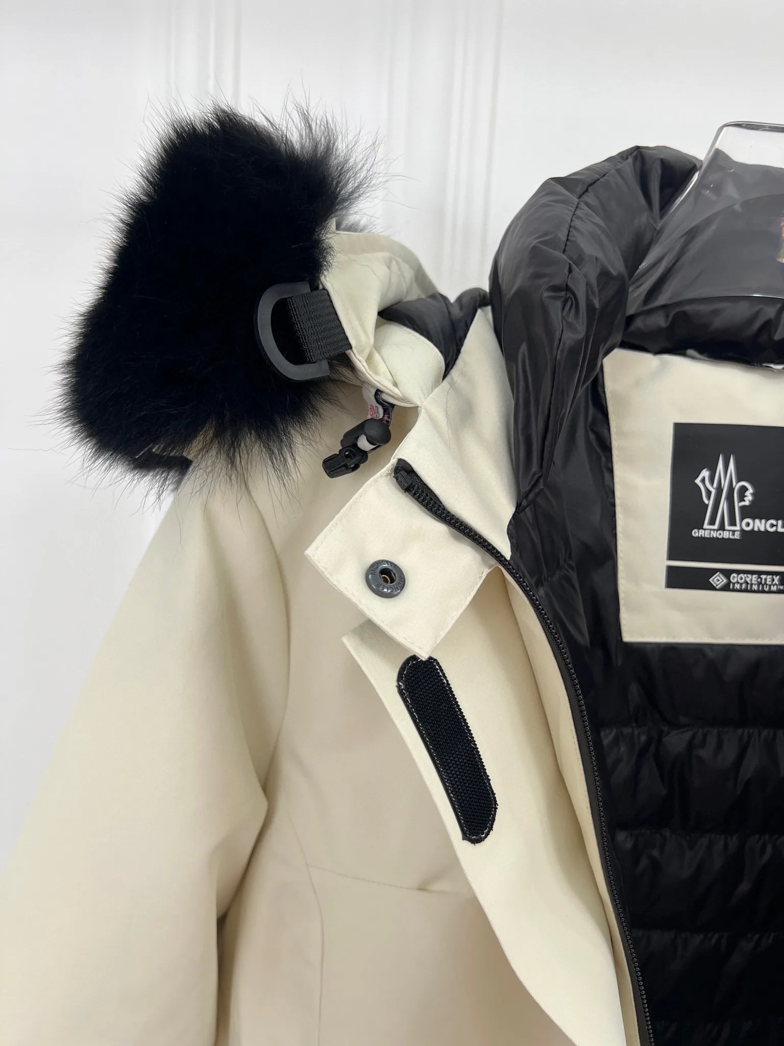 Women's Jackets And Down Jackets MONCLER 18416208