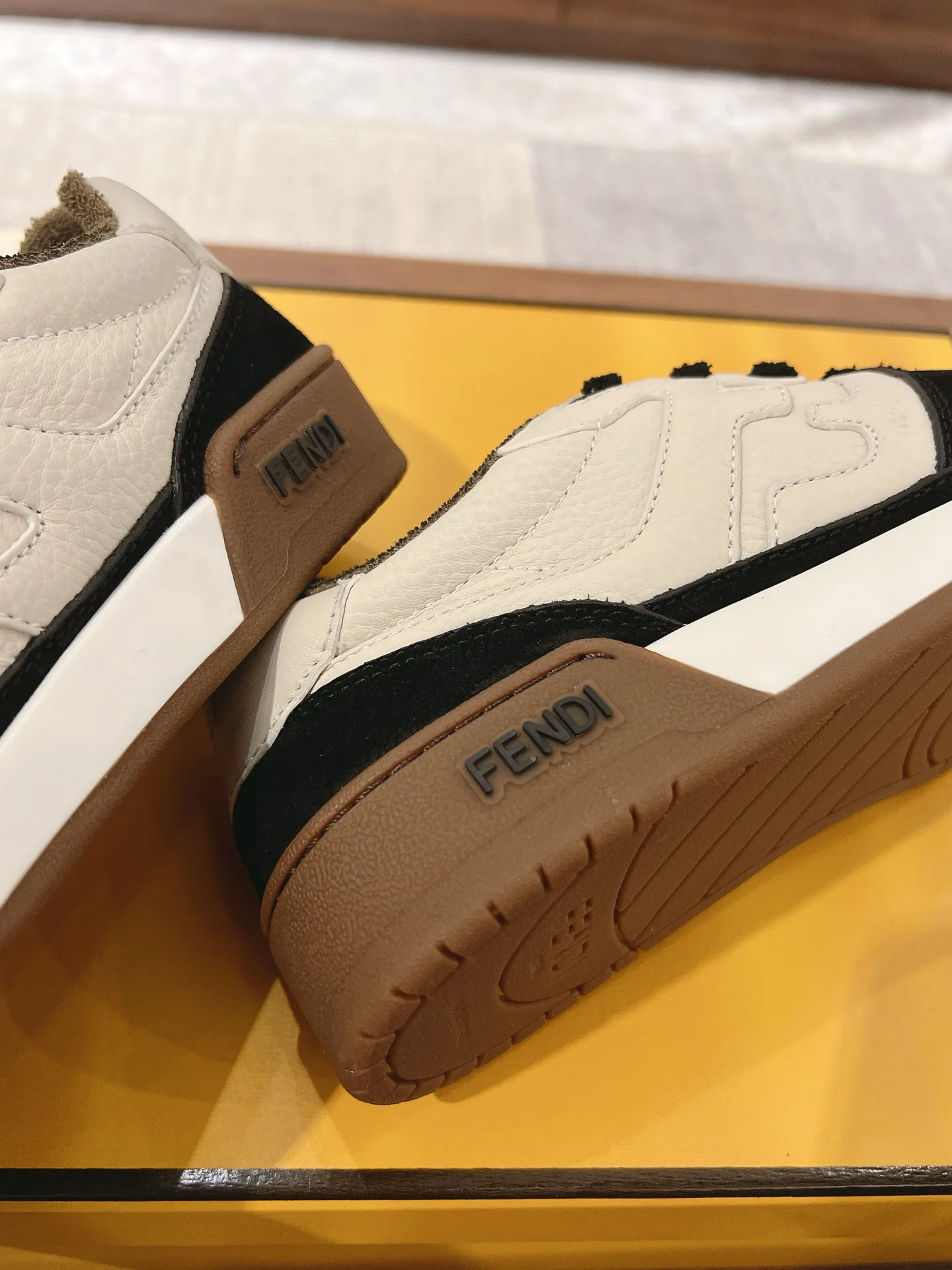 Women's Sneakers FENDI 18219599