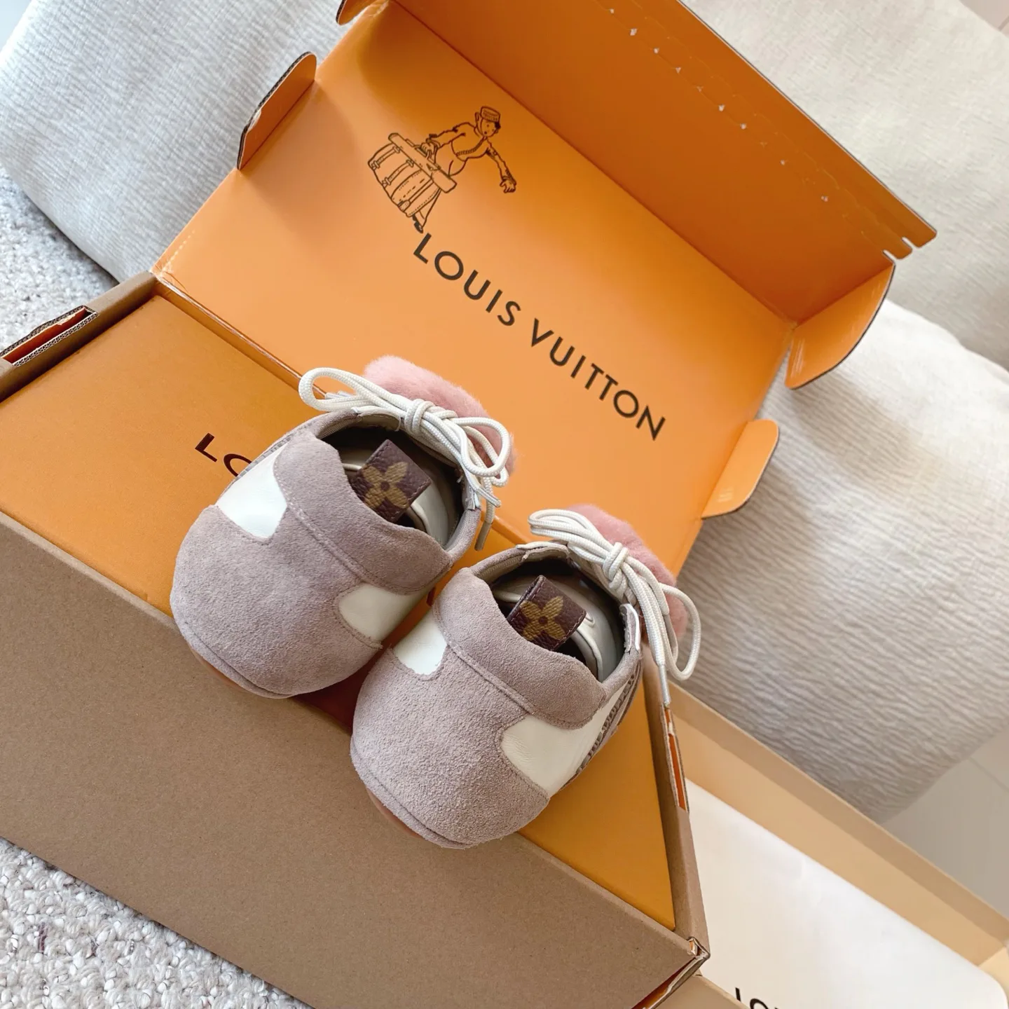Women's Sneakers LOUIS VUITTON 18375805
