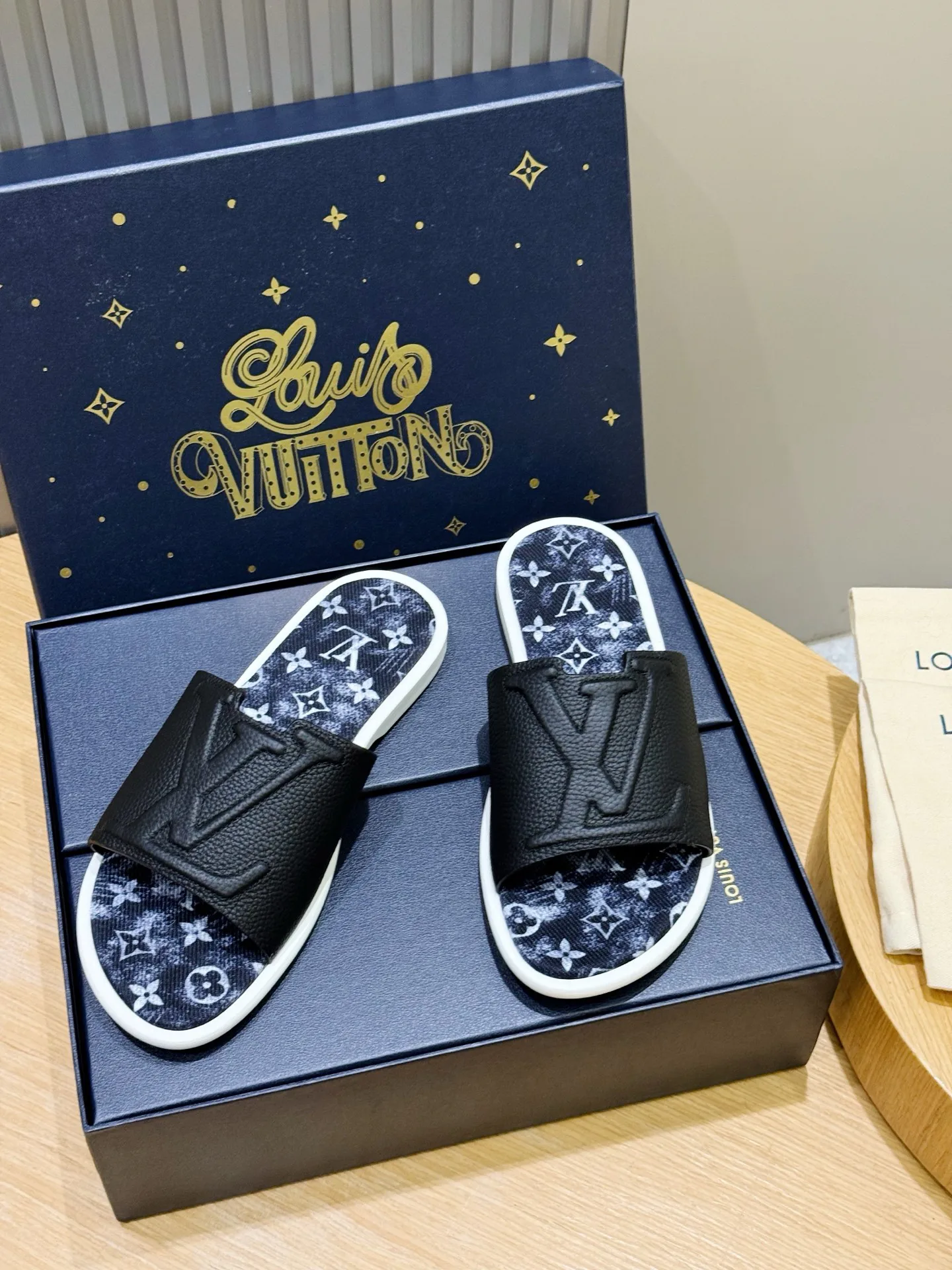 Men's Flip-Flops LOUIS VUITTON 17342961
