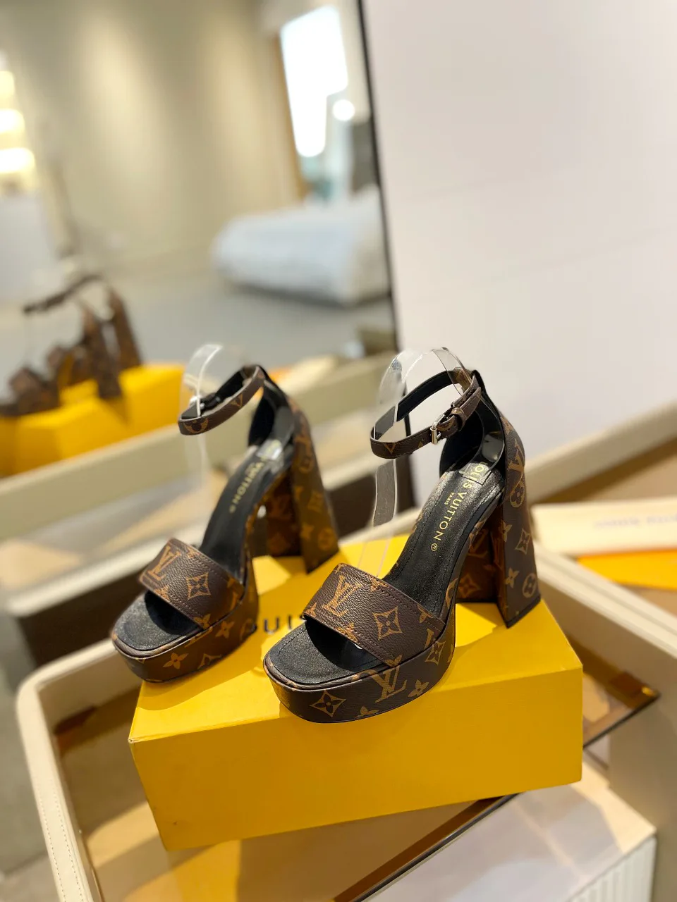 Women's Open-Toe Sandals LOUIS VUITTON 17946834