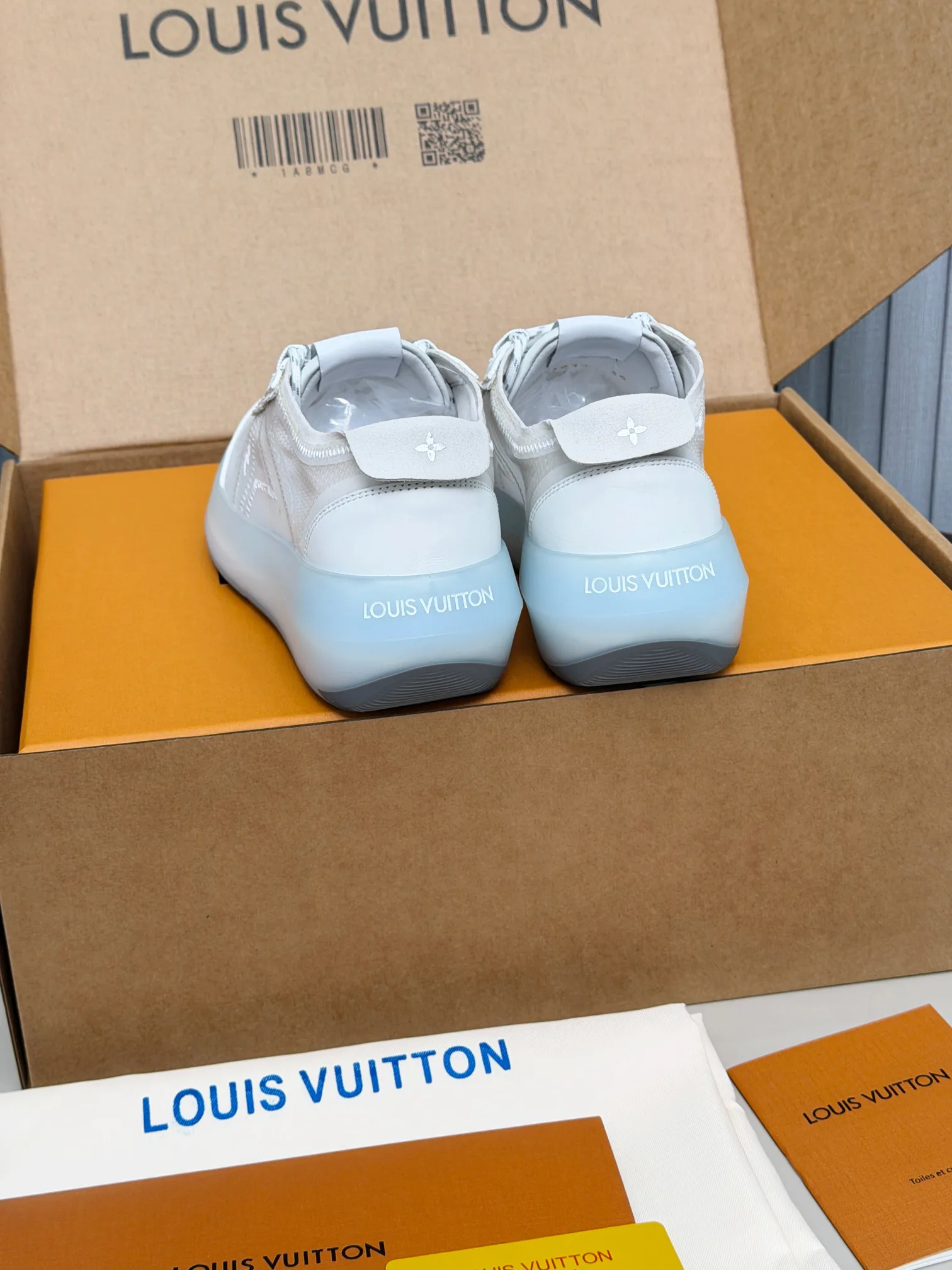 Women's Sneakers LOUIS VUITTON 18265144