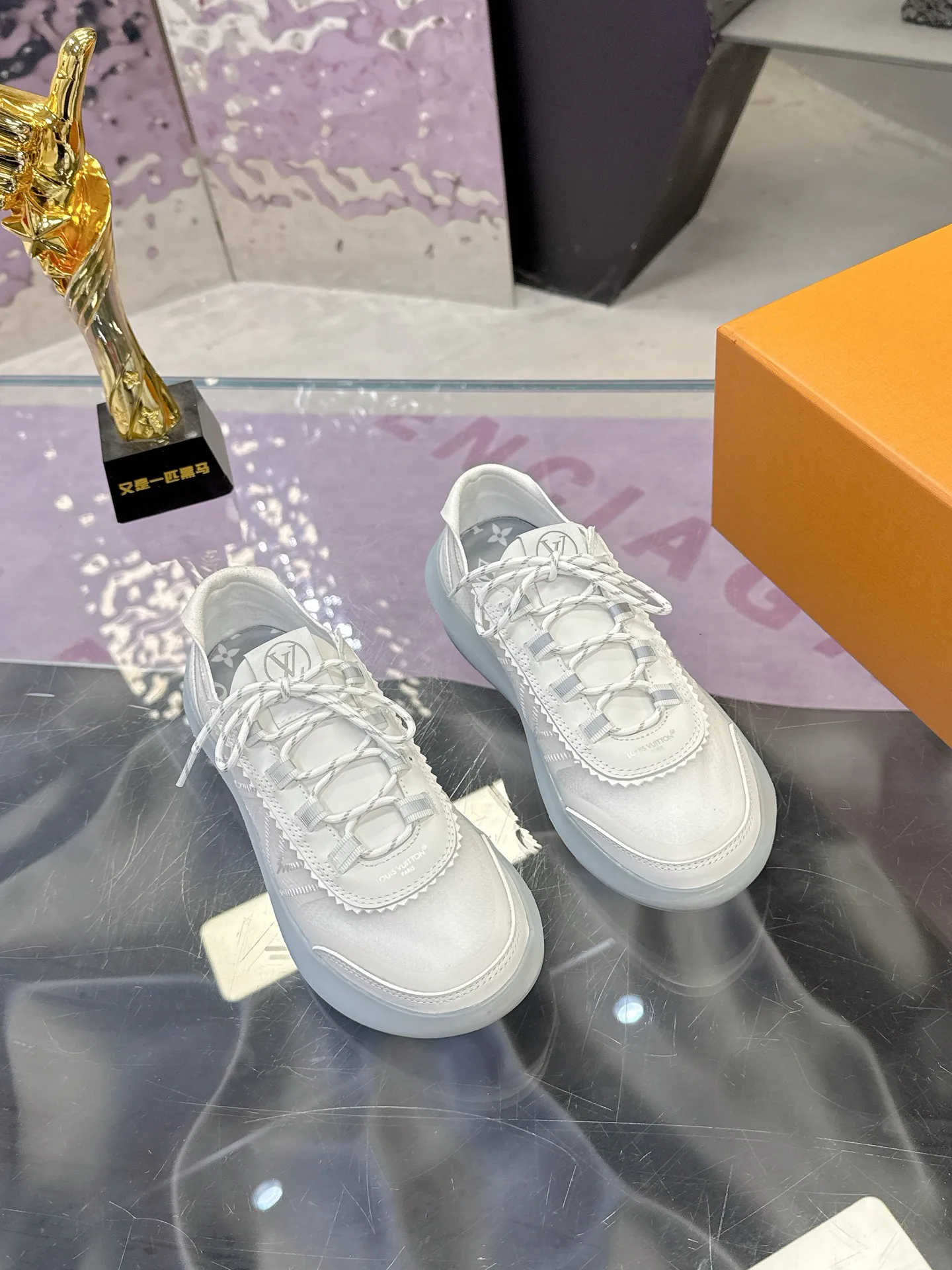 Women's Sneakers LOUIS VUITTON 17368529