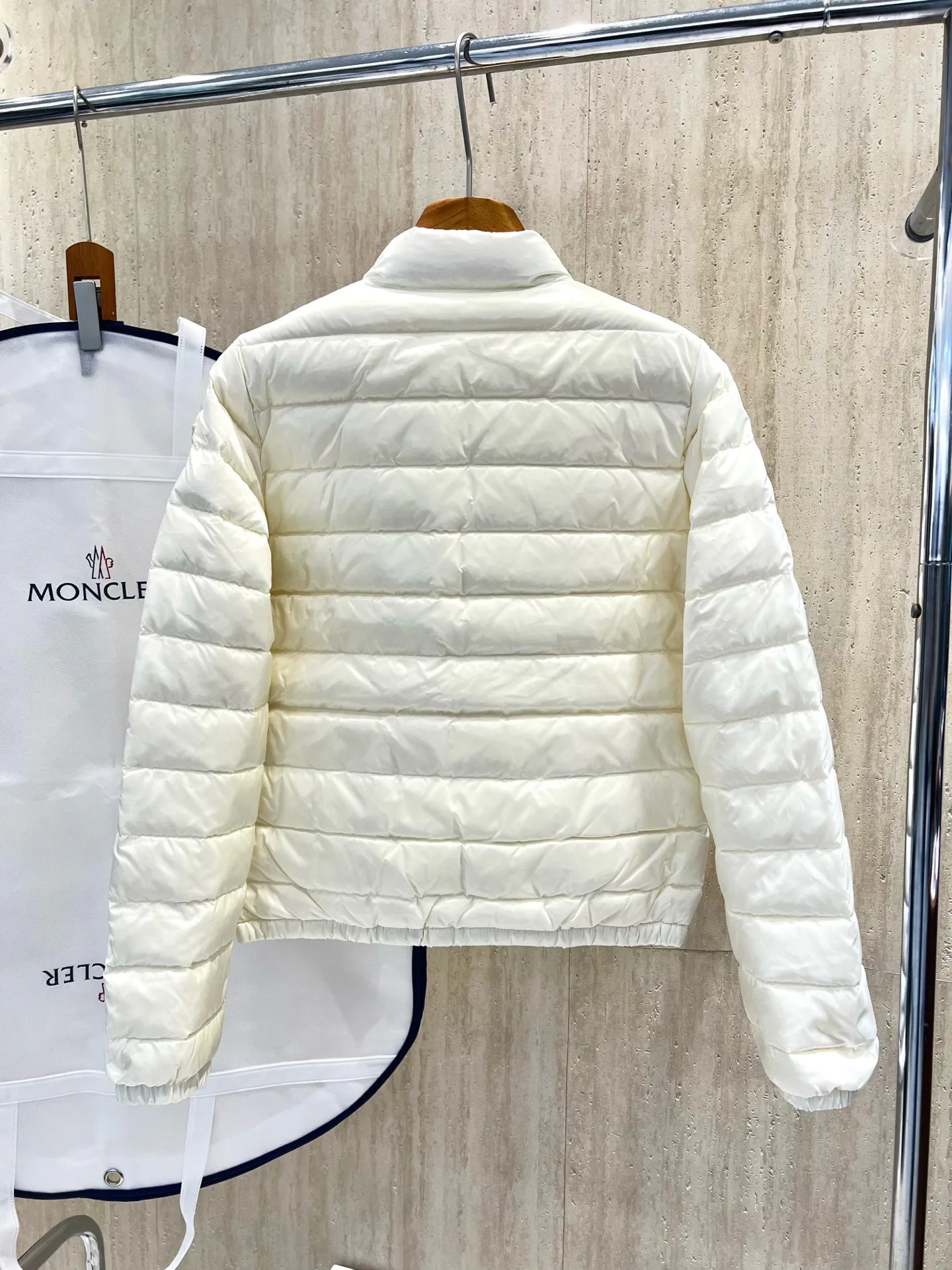 Women's Jackets And Down Jackets MONCLER 18212697