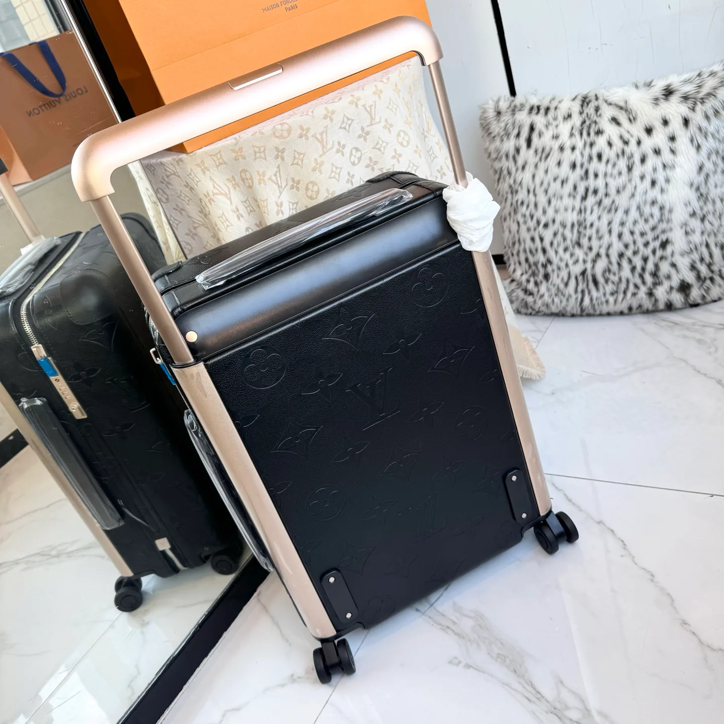 Suitcases LOUIS VUITTON 17675227
