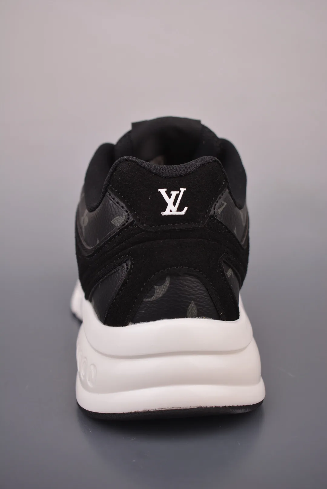 Men's Sneakers LOUIS VUITTON 17429977