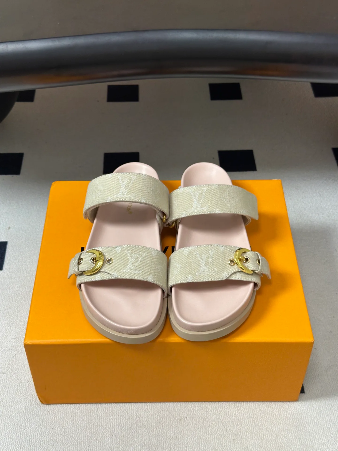 Women's Flip-Flops LOUIS VUITTON 18049598