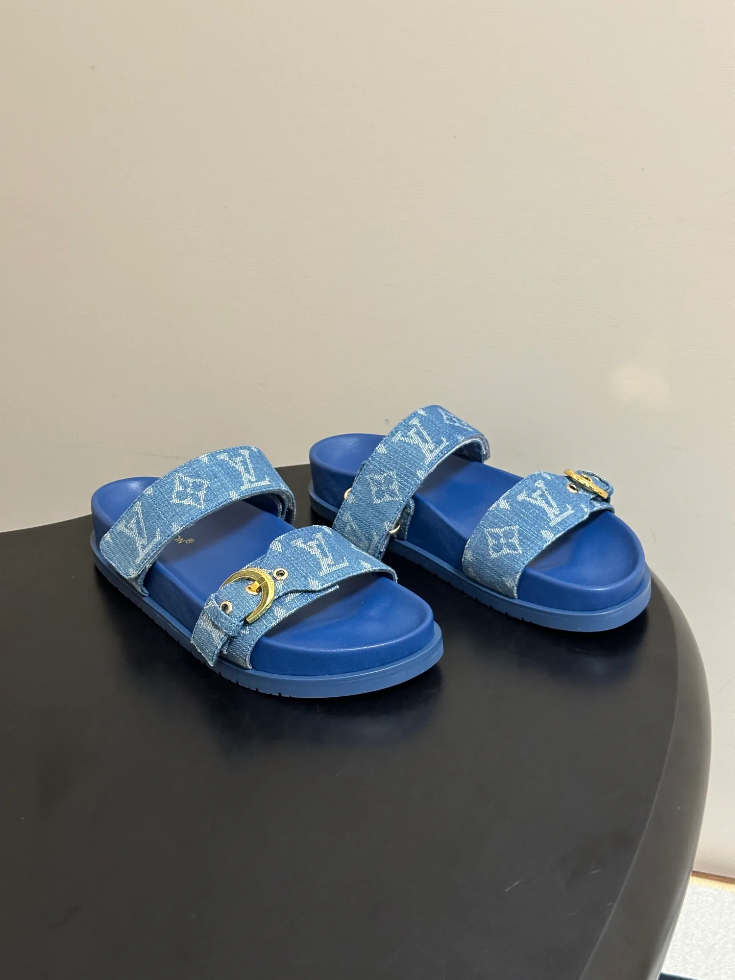 Women's Flip-Flops LOUIS VUITTON 18049597