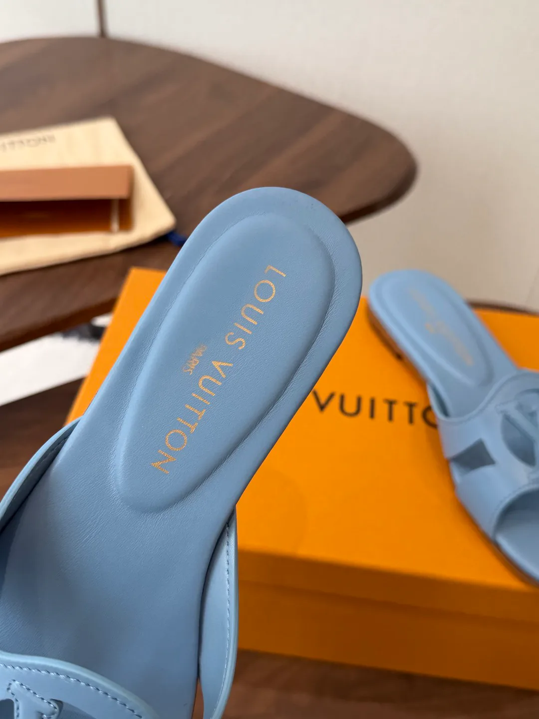 Шлепанцы Женские Louis Vuitton 18687466