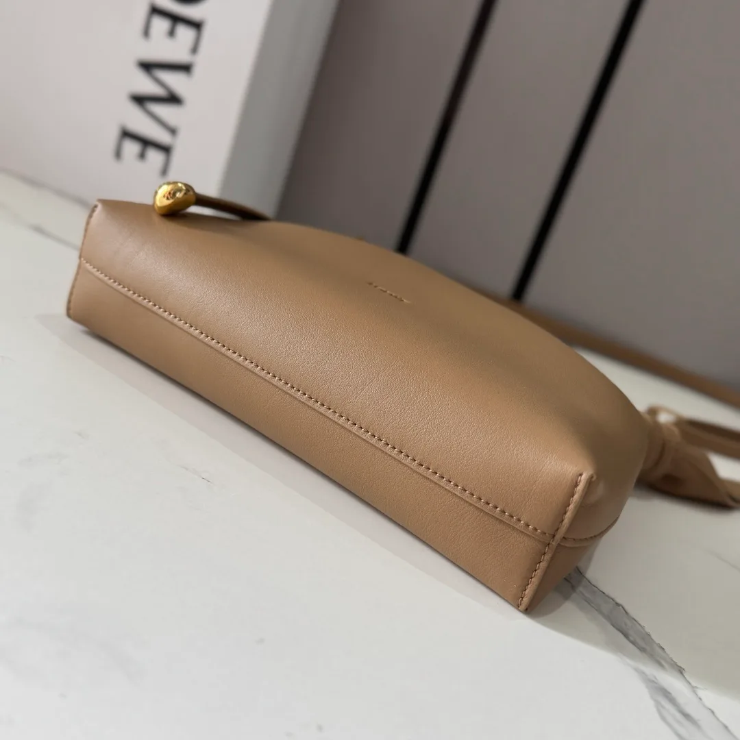 Women's Classic Handbags LOEWE 17818455