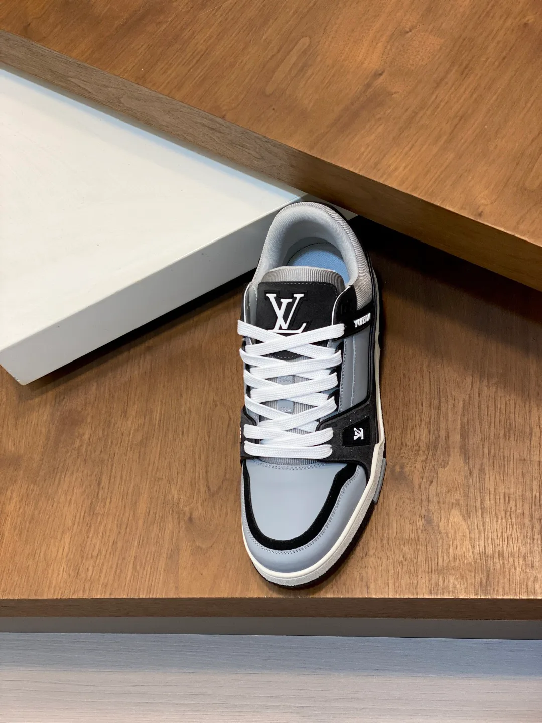 Men's Sneakers LOUIS VUITTON 18100301