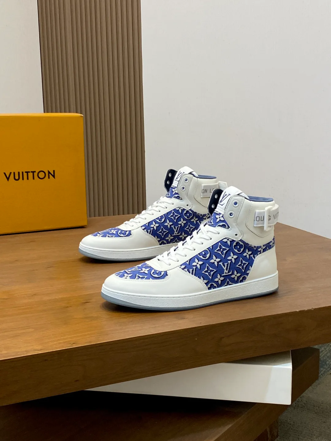 Men's Sneakers LOUIS VUITTON 18399951