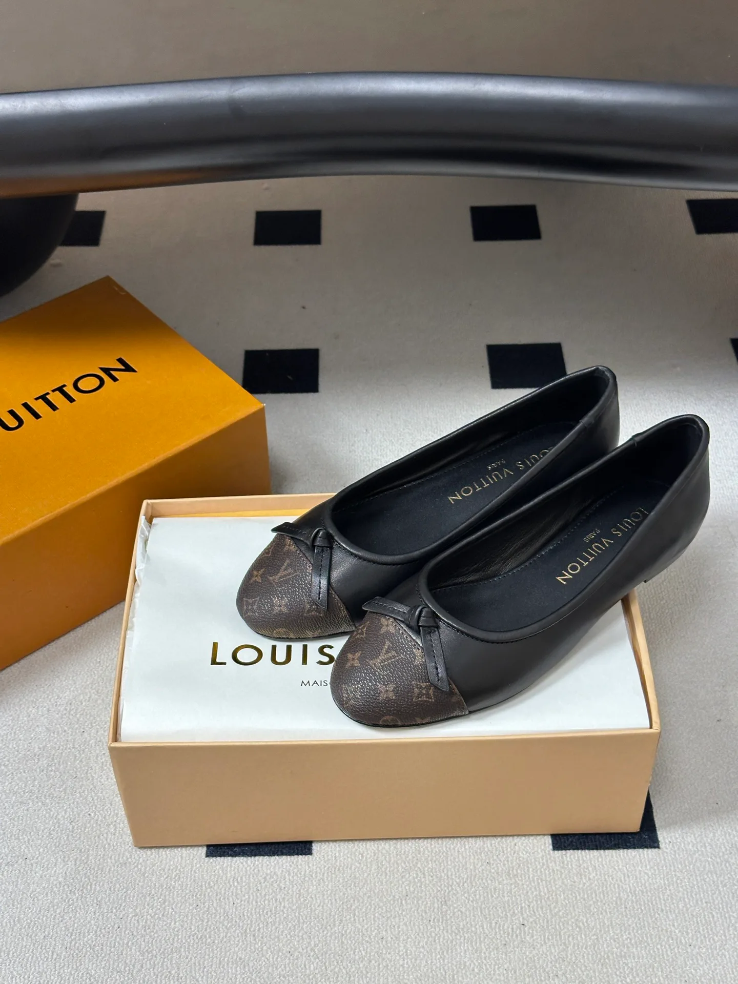 Women's Ballet Flats LOUIS VUITTON 18049403