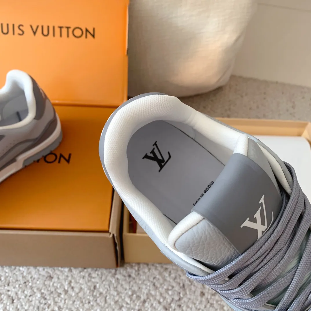 Women's Sneakers LOUIS VUITTON 17963681