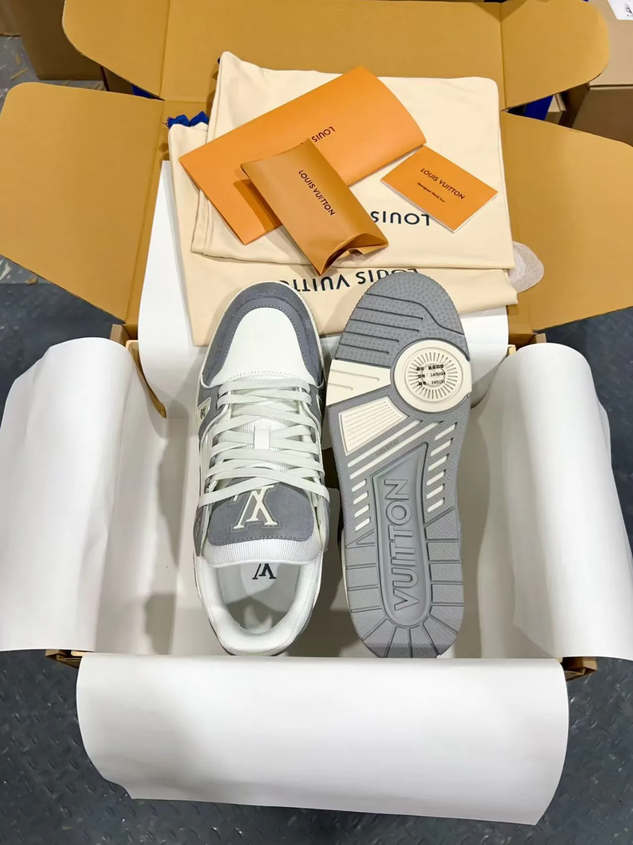 Men's Sneakers LOUIS VUITTON 18170740