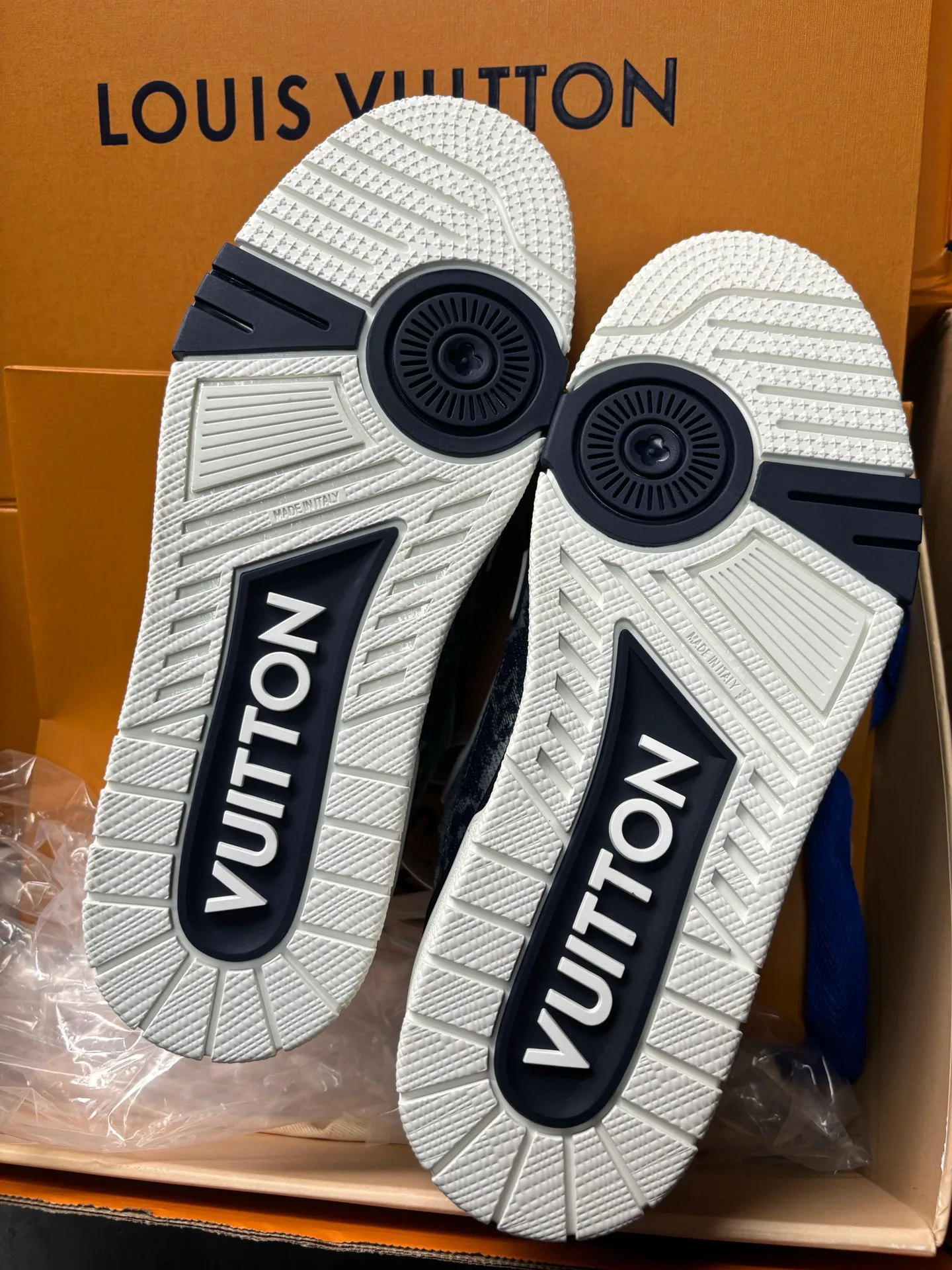 Men's Sneakers LOUIS VUITTON 18333621
