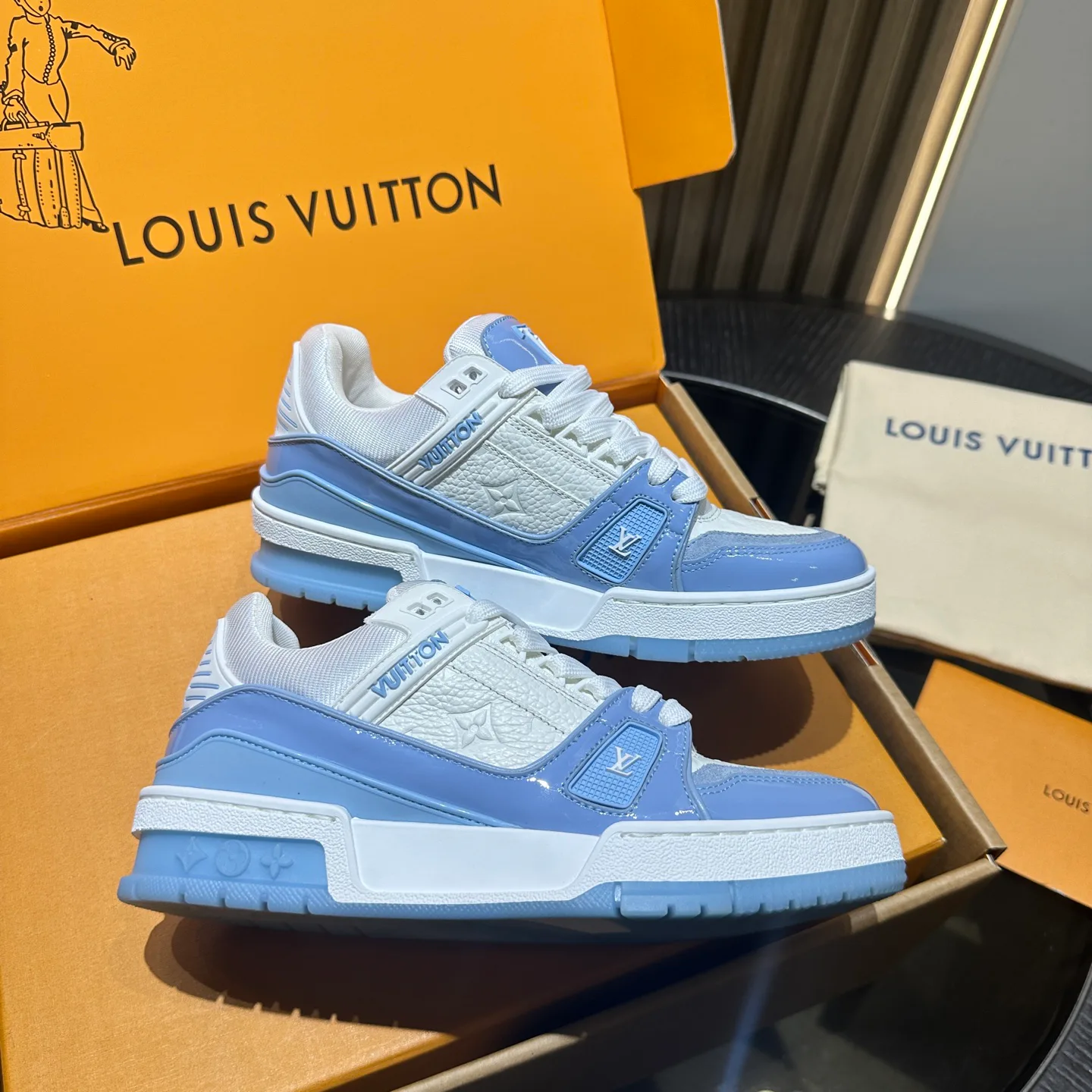 Women's Sneakers LOUIS VUITTON 18192494