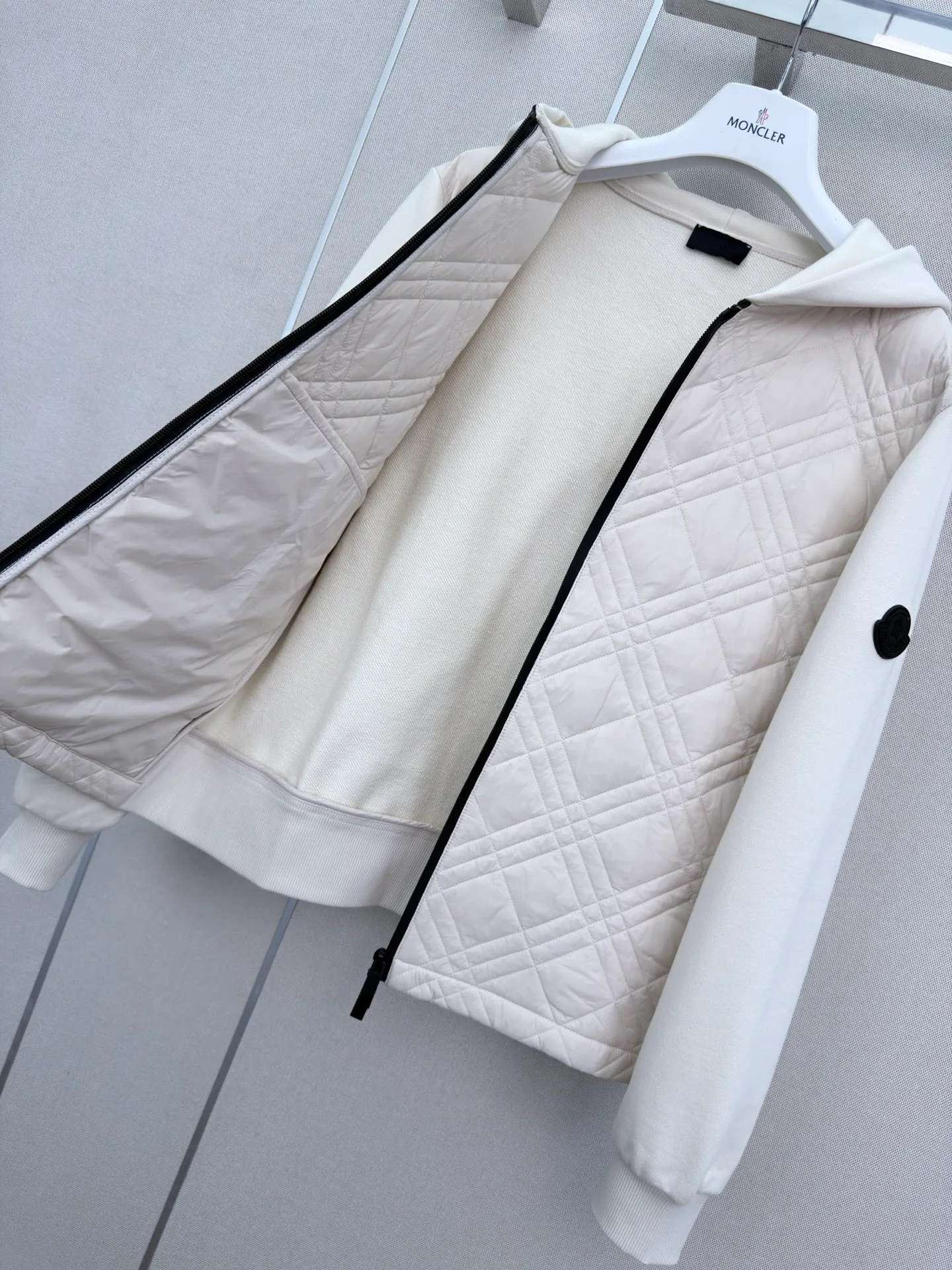 Women's Jackets And Down Jackets MONCLER 18506404