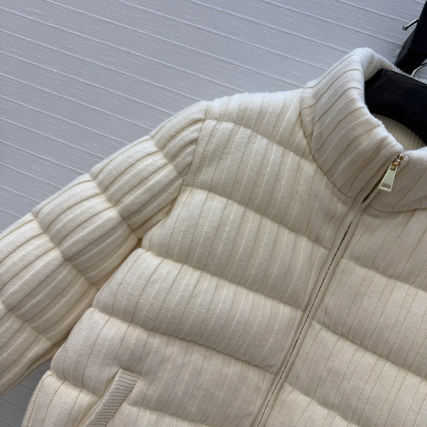 Women's Jackets And Down Jackets MONCLER 18325195