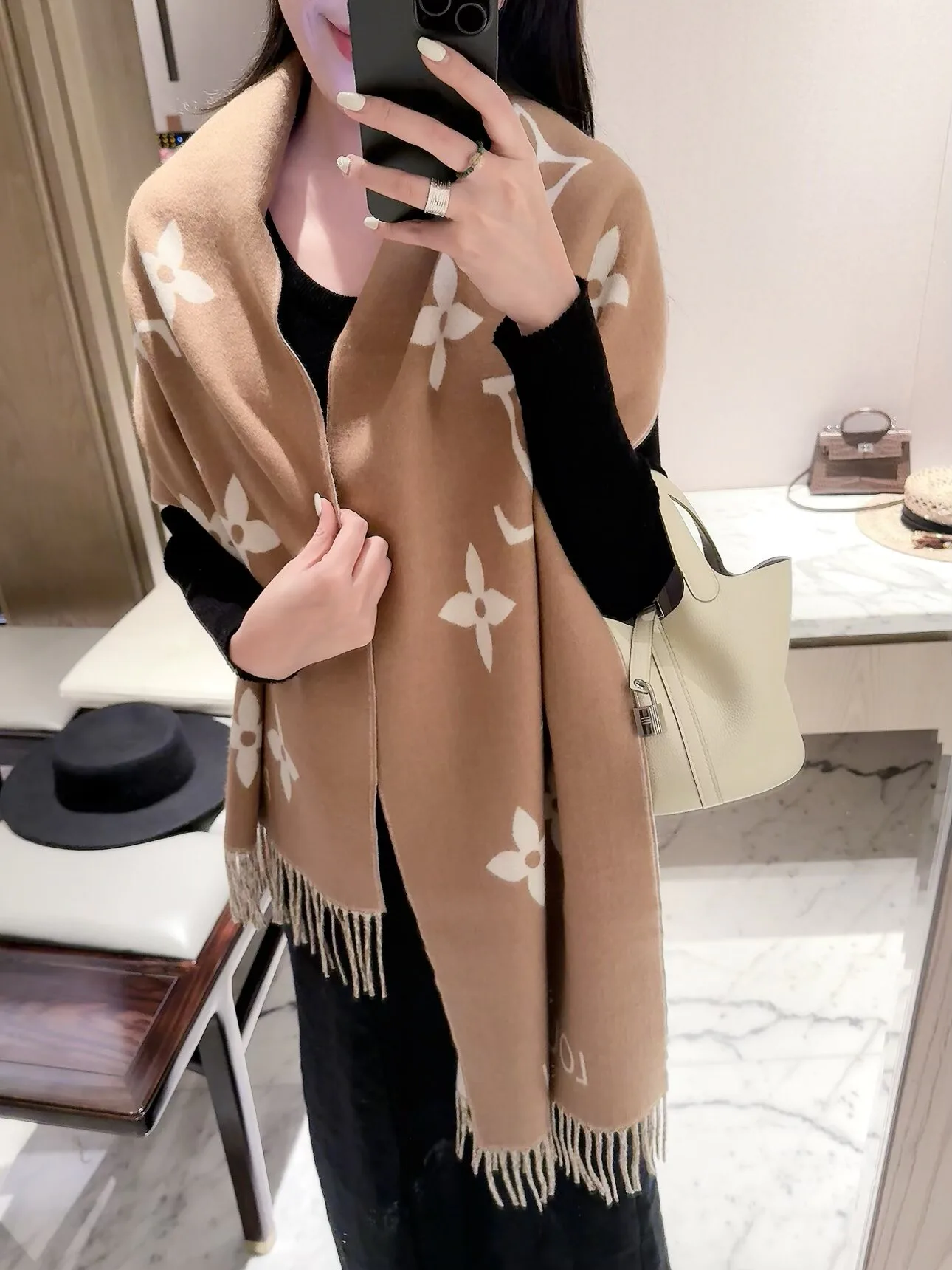 Scarves LOUIS VUITTON 18427102