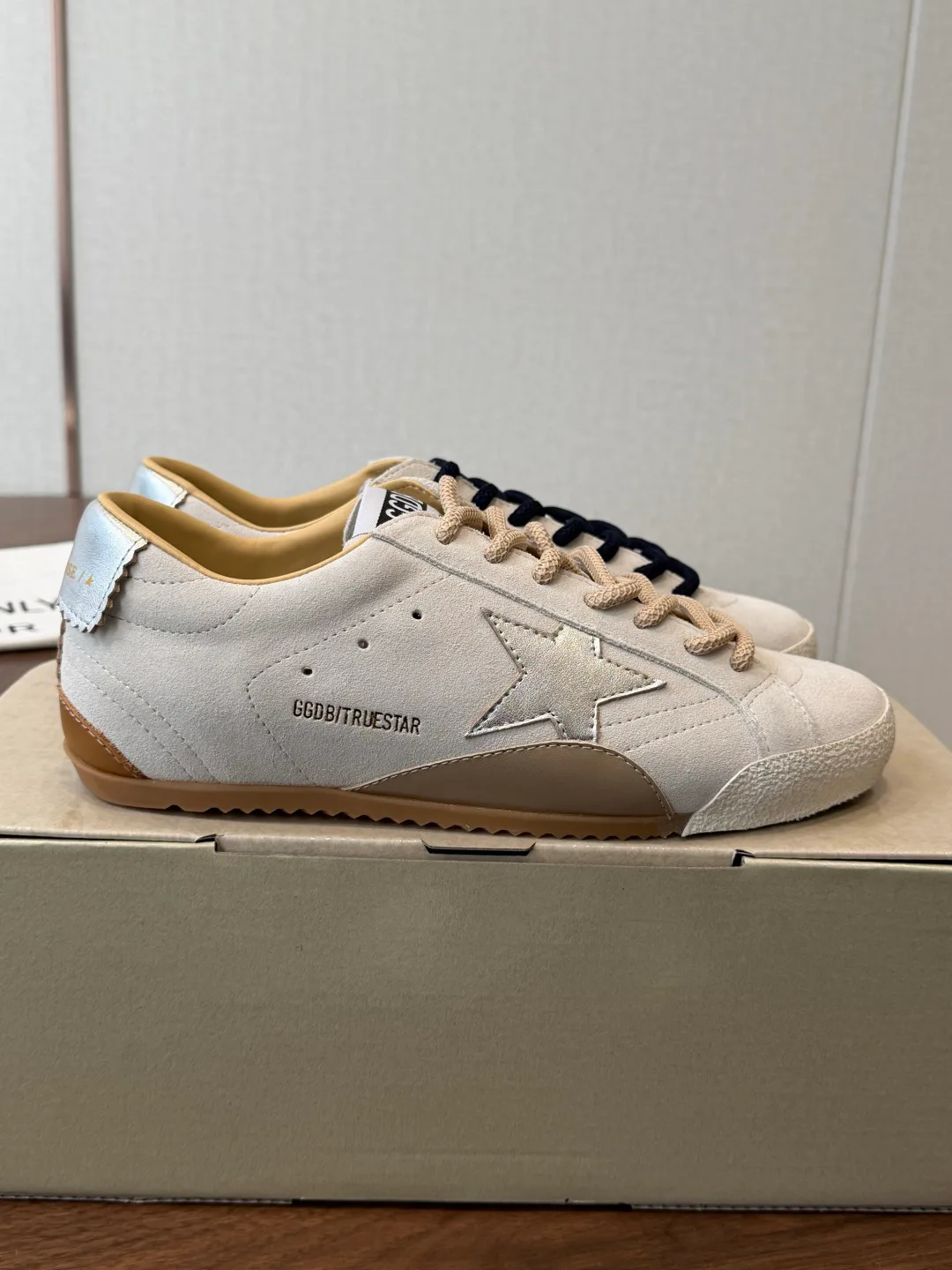 Кроссовки Женские Golden Goose 18687331