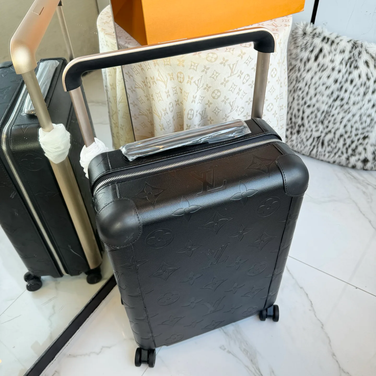 Suitcases LOUIS VUITTON 17675227