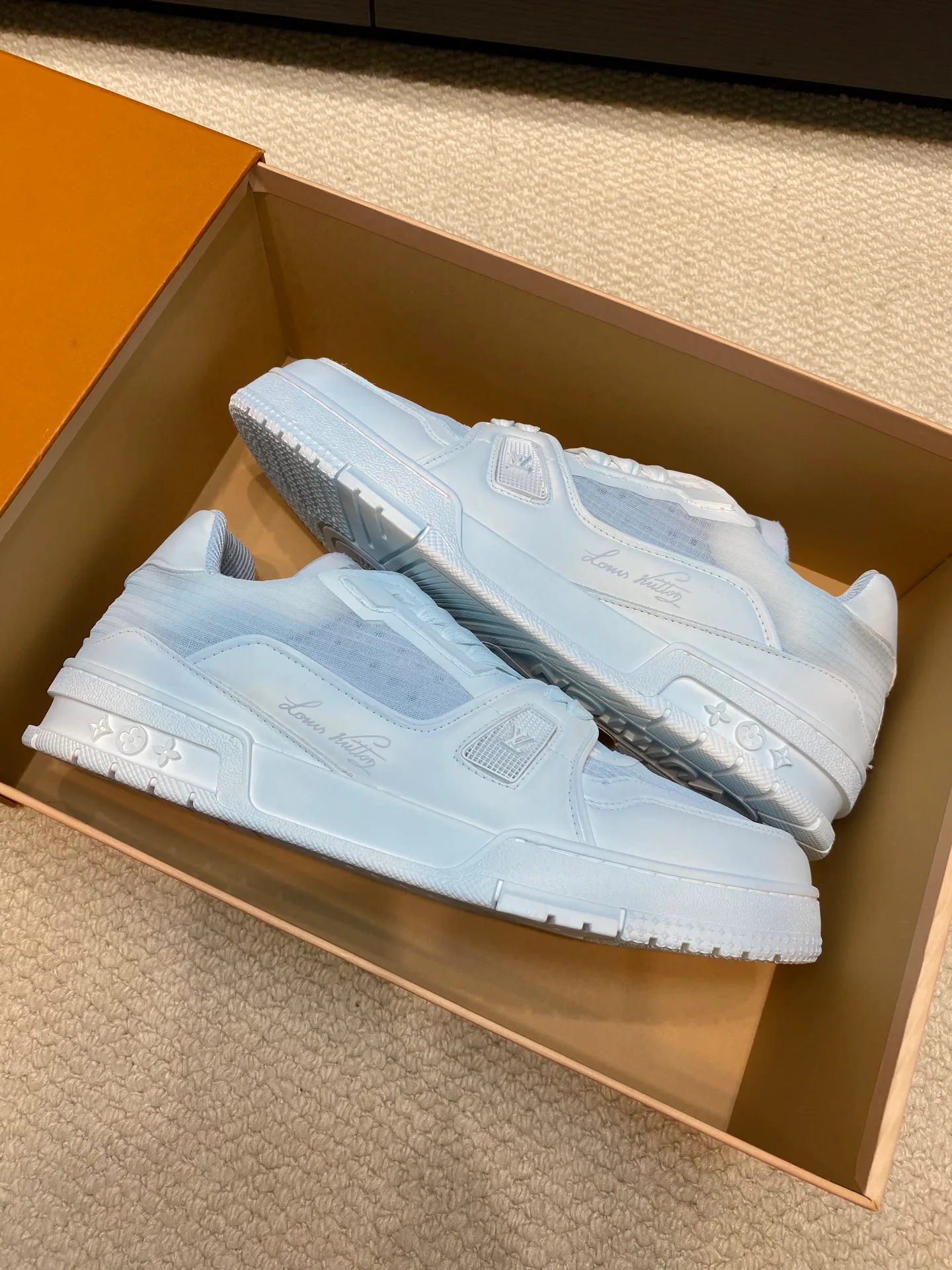 Women's Sneakers LOUIS VUITTON 17969015