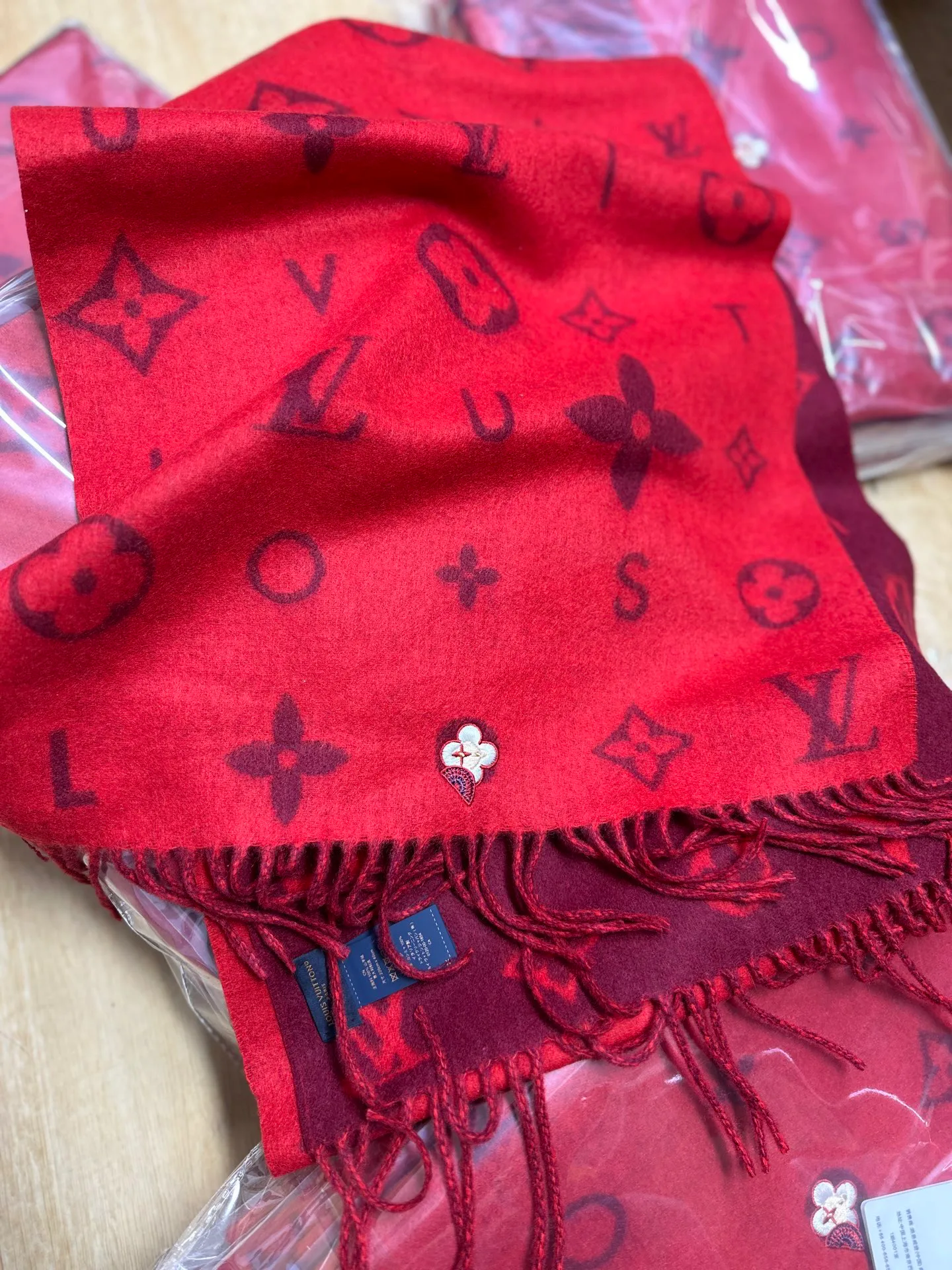 Scarves LOUIS VUITTON 18426915