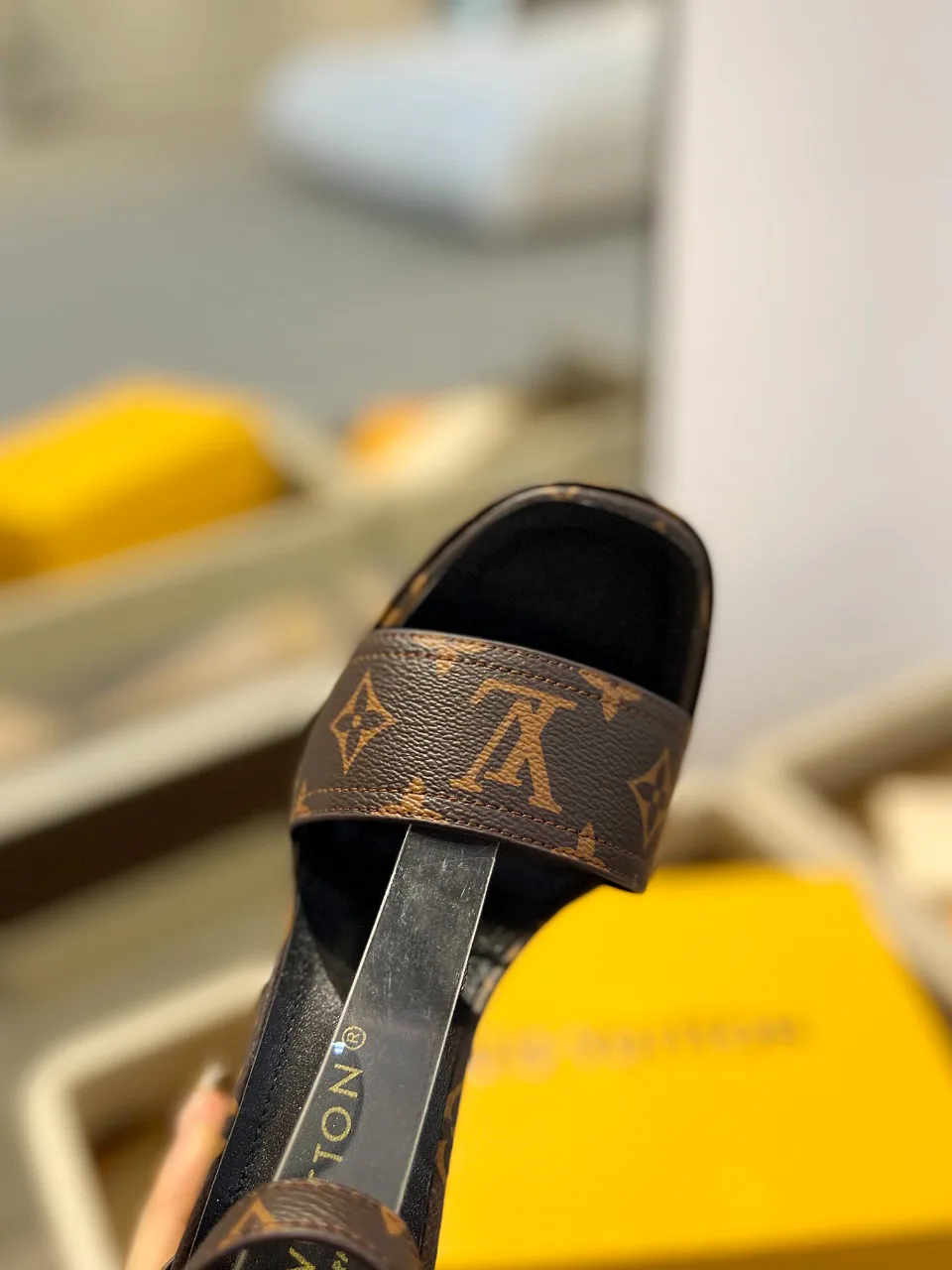 Women's Open-Toe Sandals LOUIS VUITTON 17946834