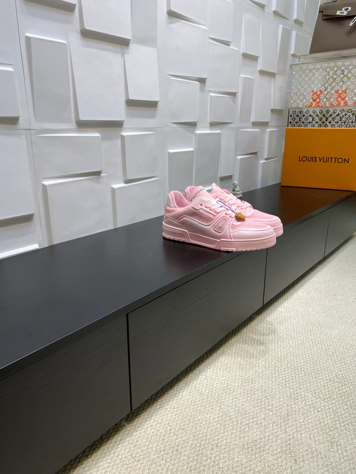 Women's Sneakers LOUIS VUITTON 17969019