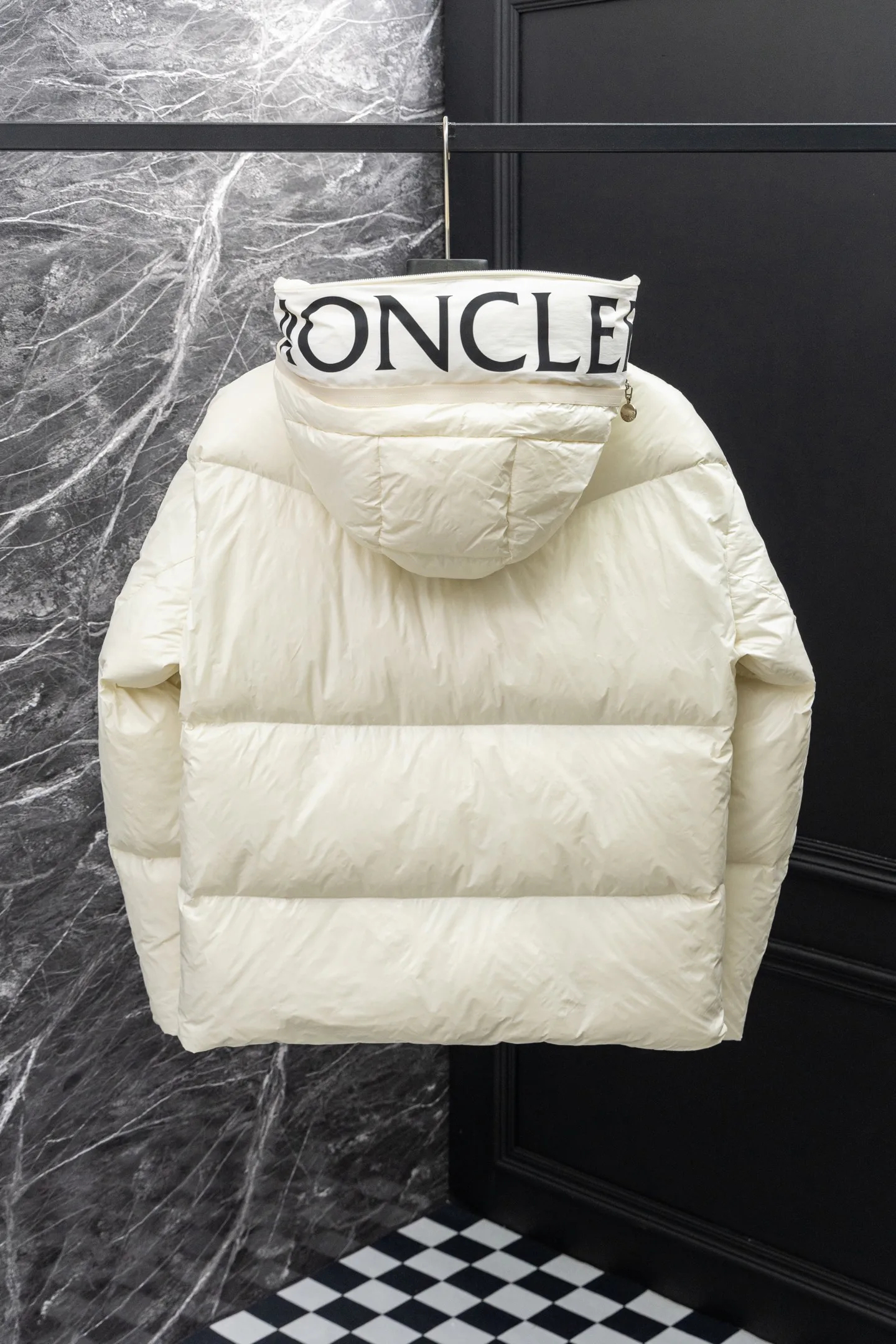 Women's Jackets And Down Jackets MONCLER 18507208