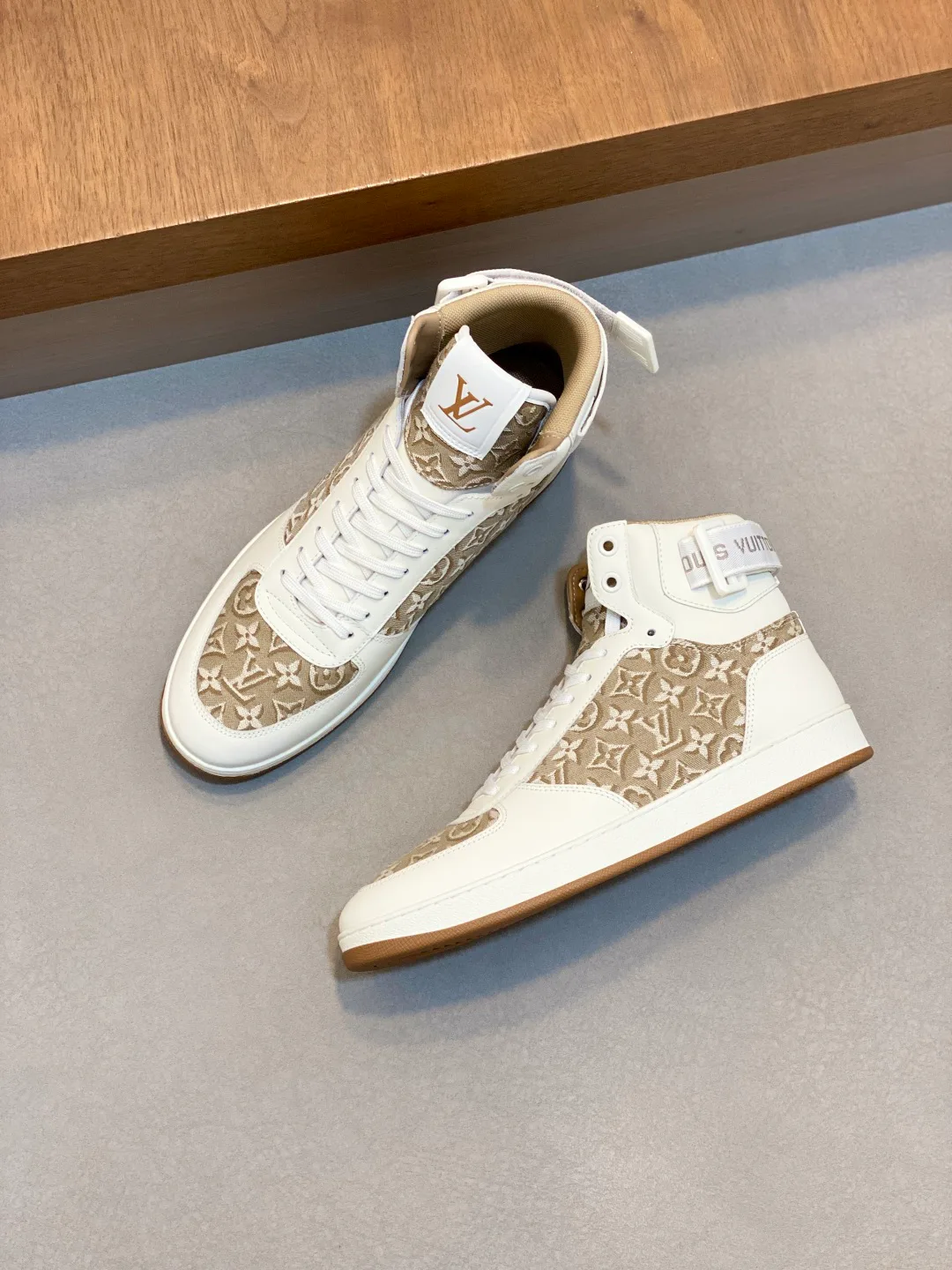 Men's Sneakers LOUIS VUITTON 18399954