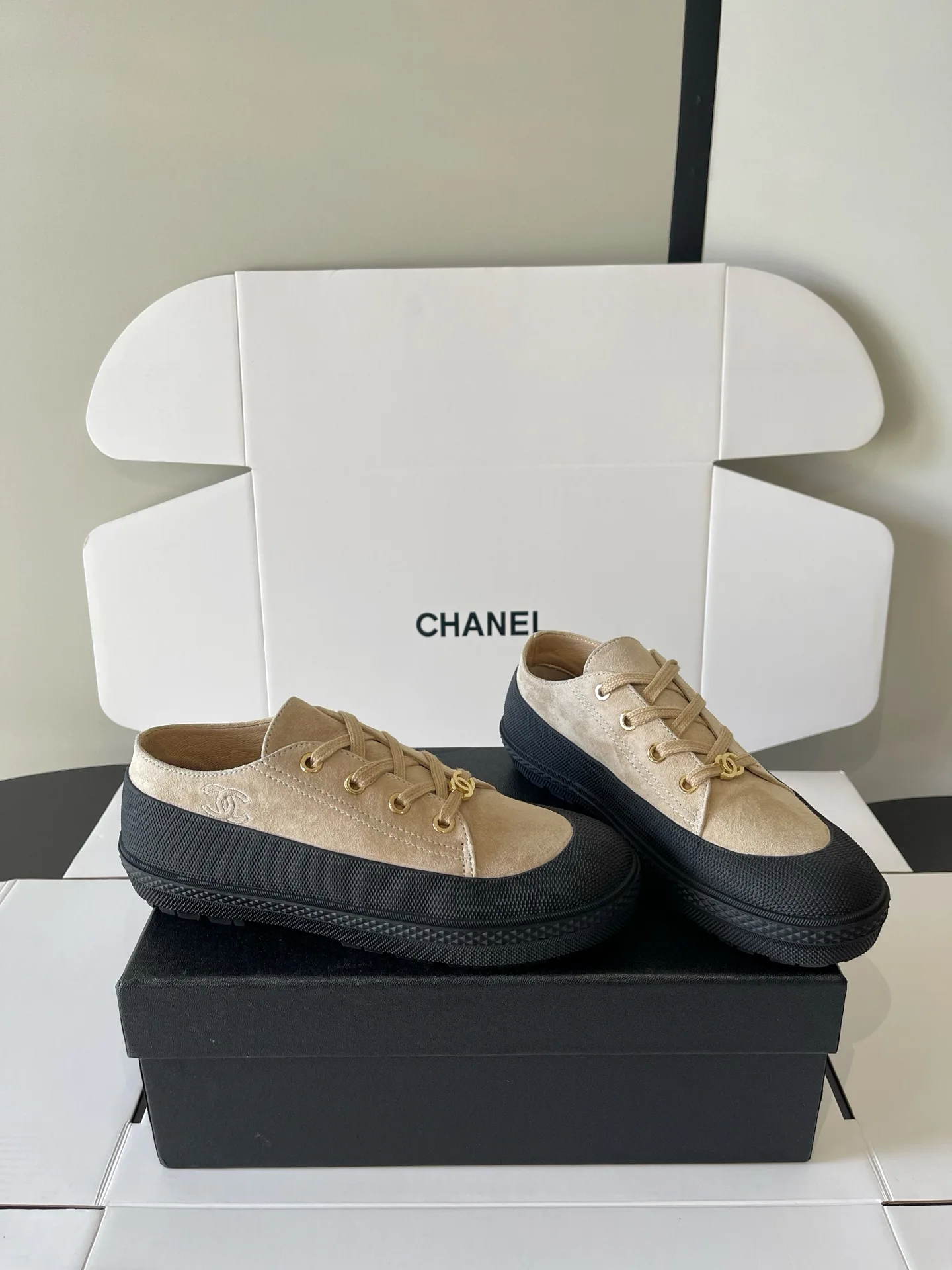 Women's Sneakers CHANEL 18437967