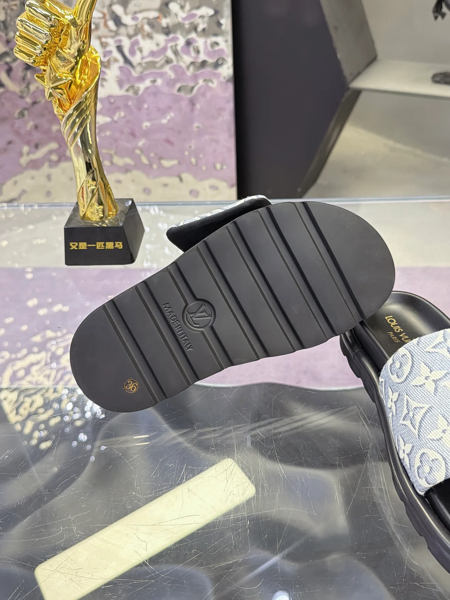 Women's Flip-Flops LOUIS VUITTON 17740581