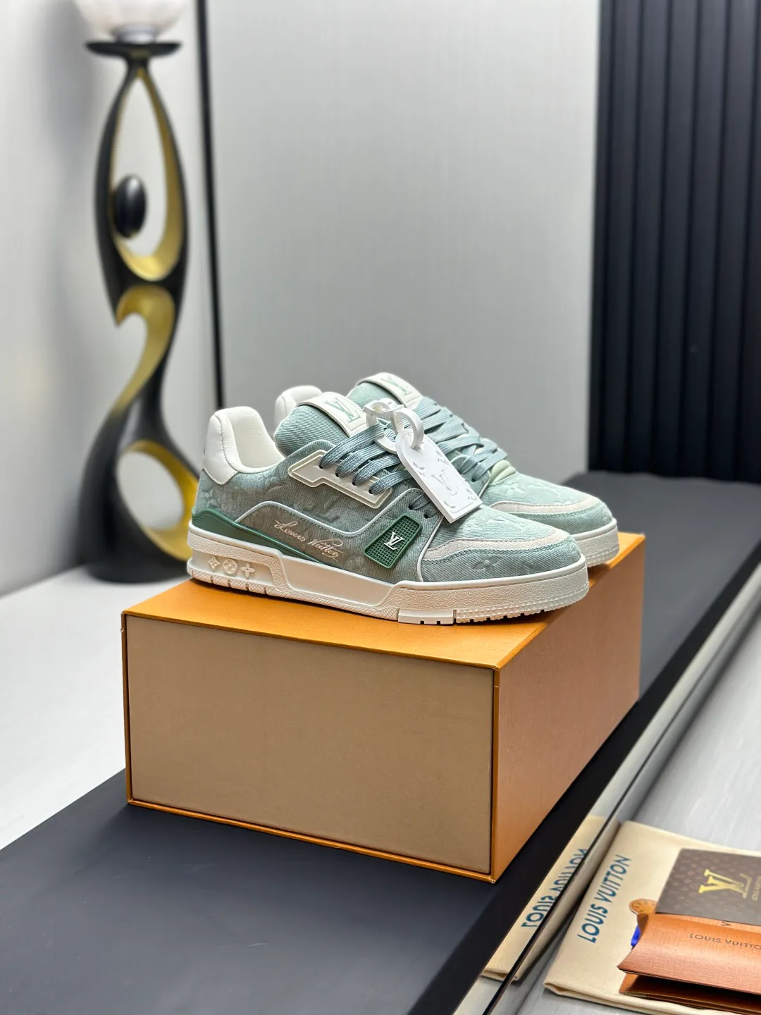 Women's Sneakers LOUIS VUITTON 18011604