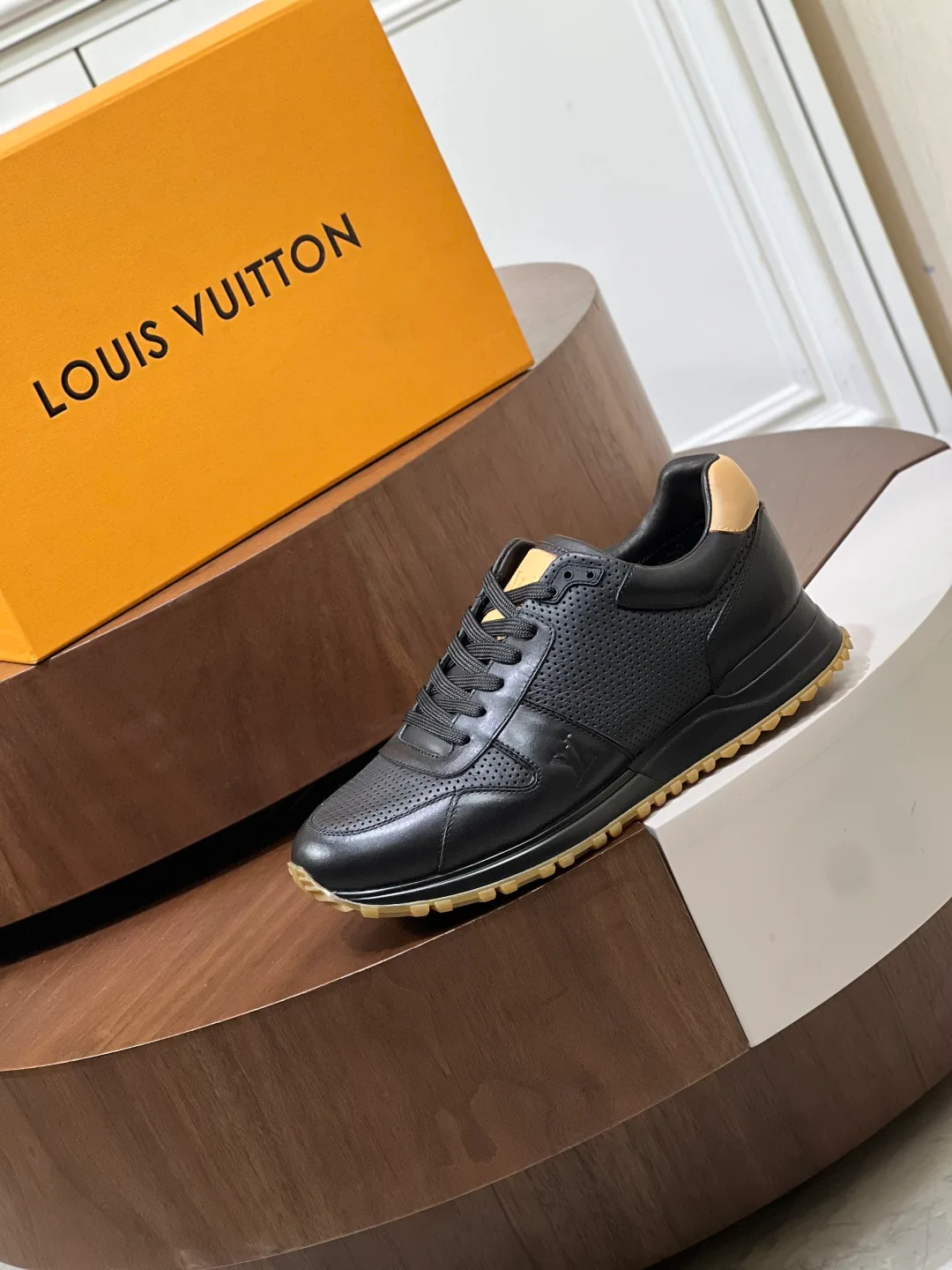 Men's Sneakers LOUIS VUITTON 18039349