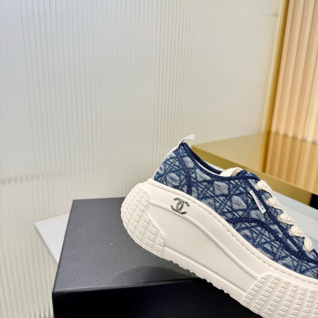 Women's Sneakers CHANEL 18366986