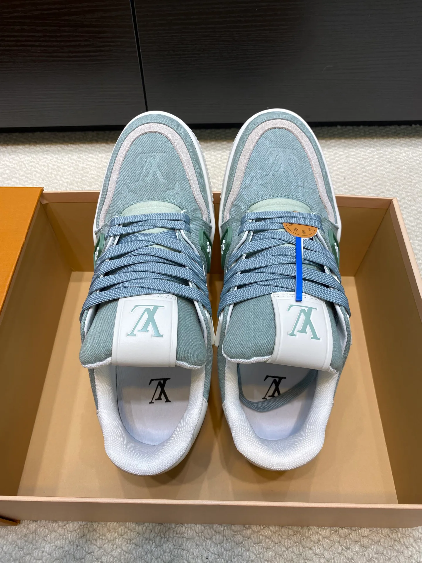 Women's Sneakers LOUIS VUITTON 17969026